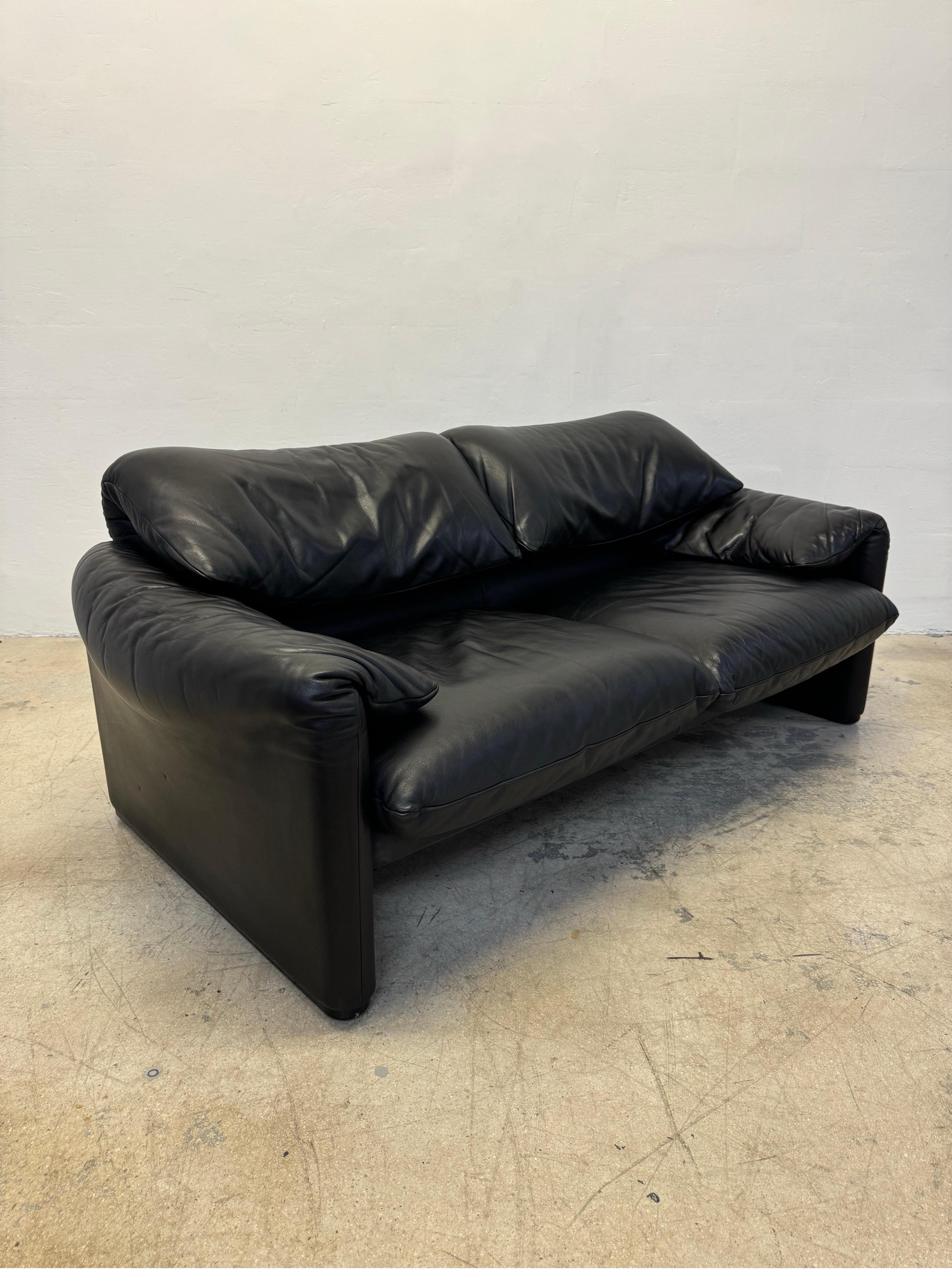 Mid-Century Modern Vico Magistretti Maralunga Black Leather Loveseat for Cassina, 1980s