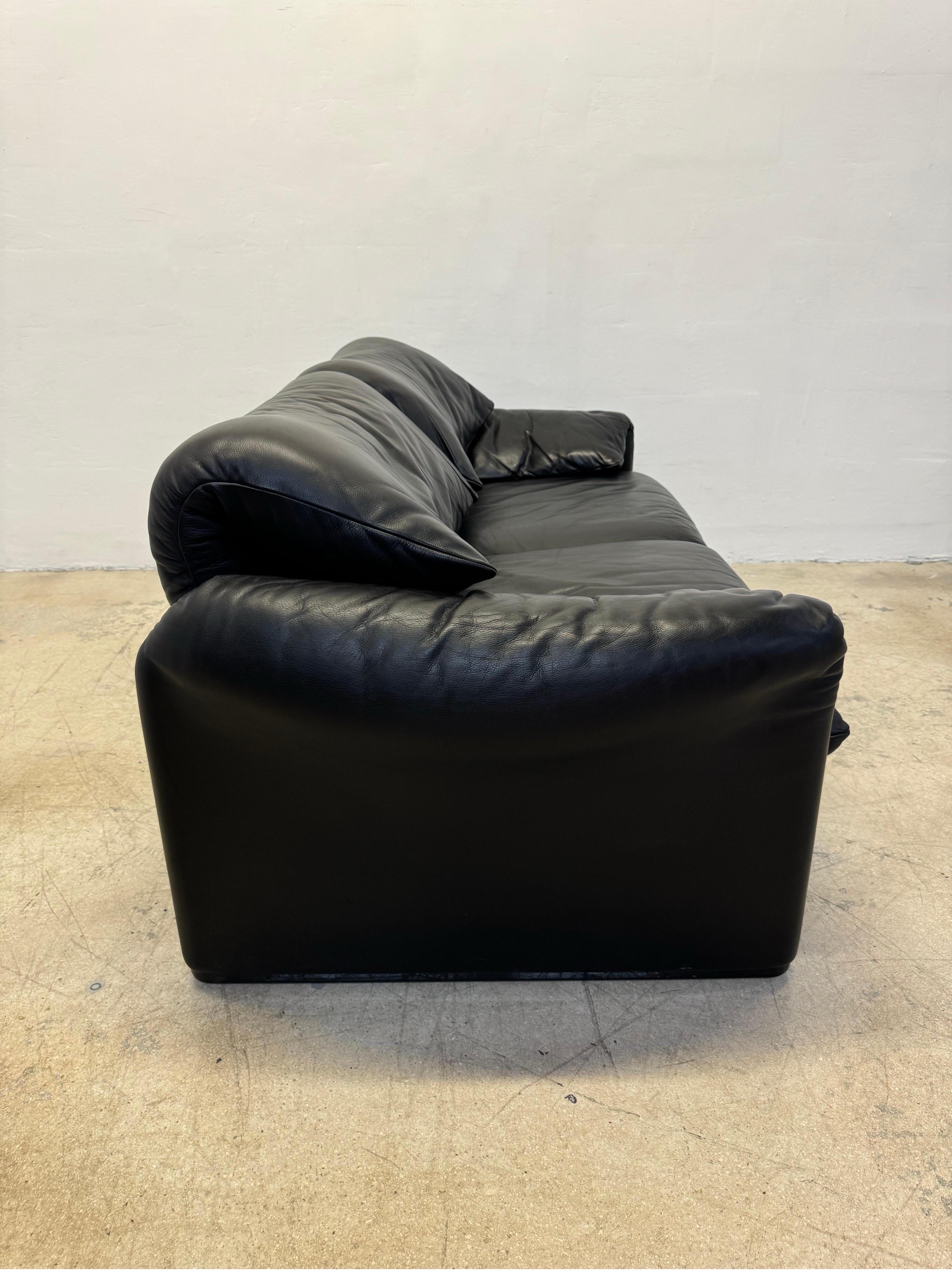 Italian Vico Magistretti Maralunga Black Leather Loveseat for Cassina, 1980s