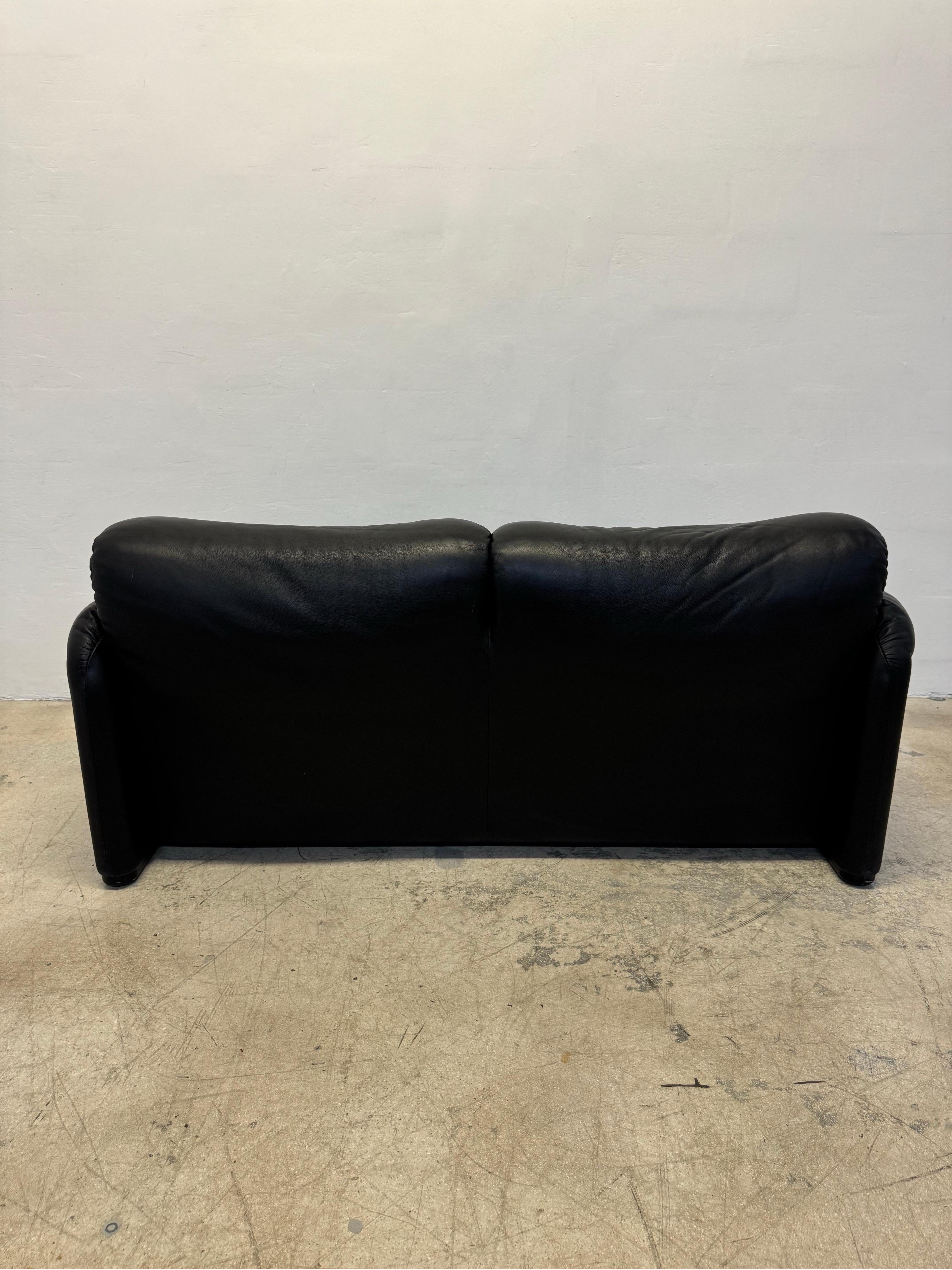 Vico Magistretti Maralunga Black Leather Loveseat for Cassina, 1980s In Good Condition In Miami, FL