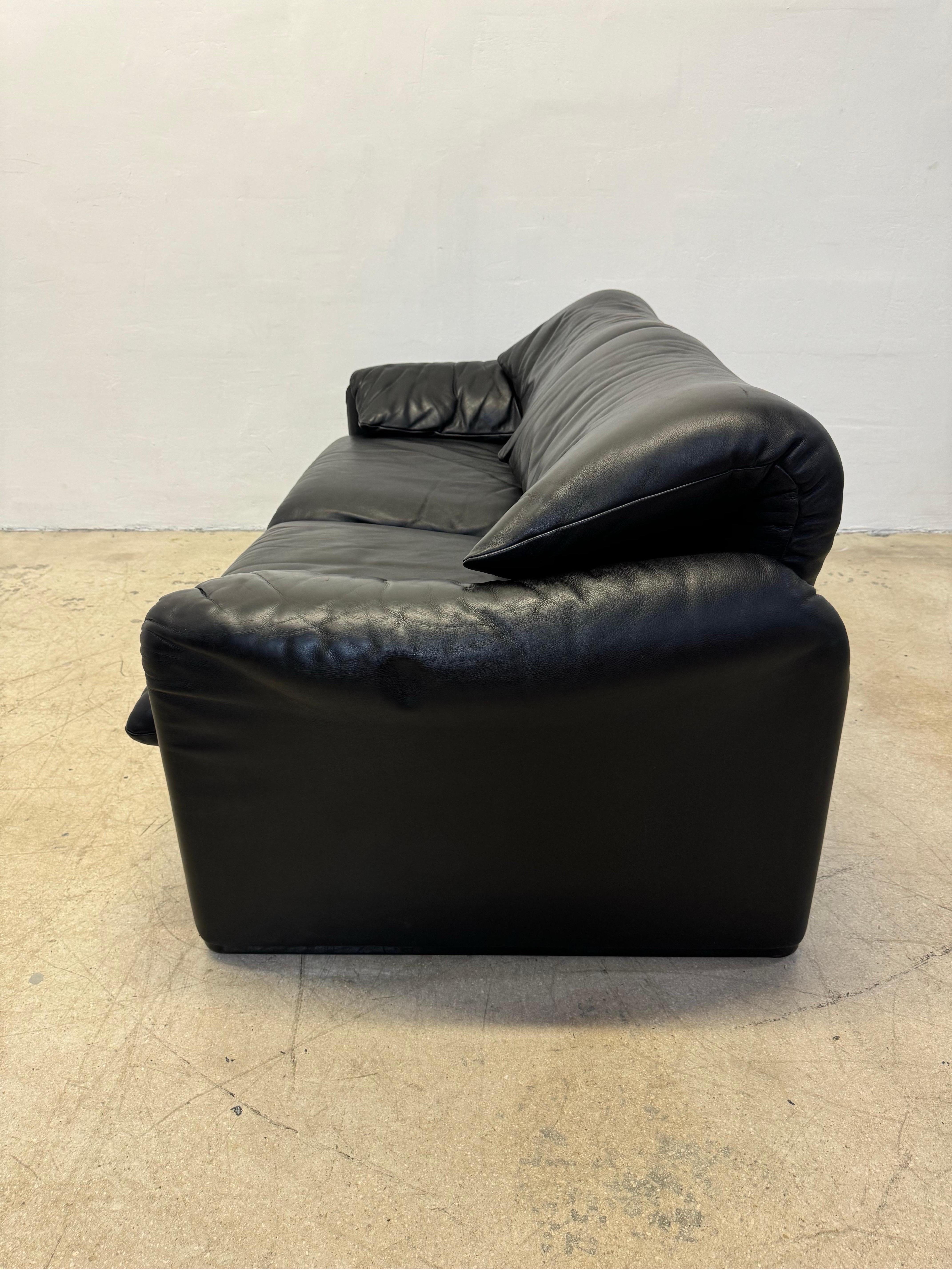20th Century Vico Magistretti Maralunga Black Leather Loveseat for Cassina, 1980s