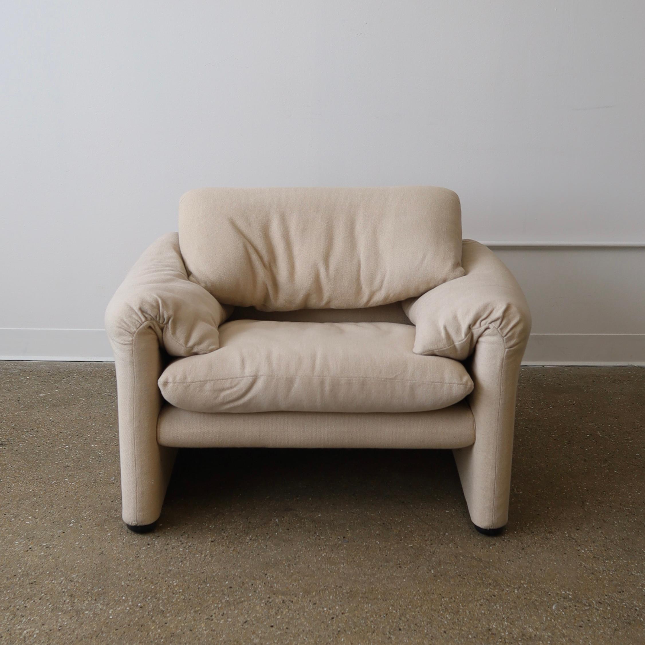 c. 1970 pour Cassina dans sa sellerie d'origine. La chaise présente une certaine usure, notamment une décoloration et un effilochage sur l'un des pieds - voir les photos pour plus de détails. 

