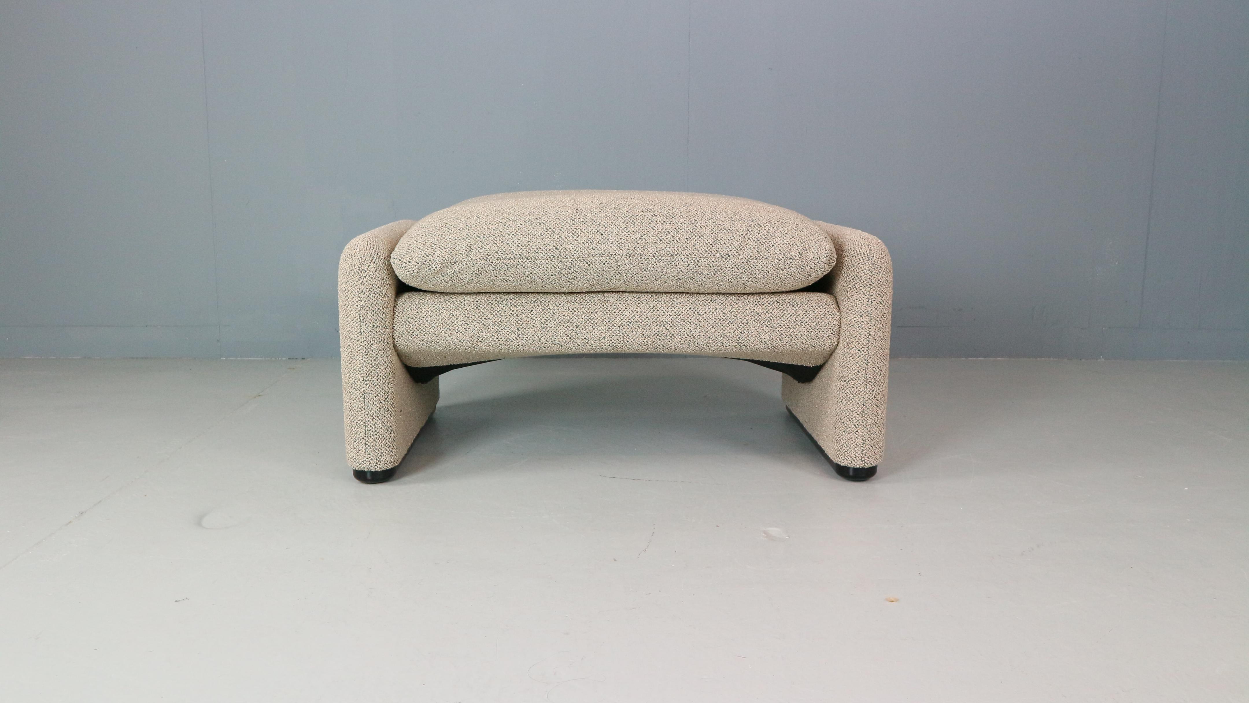 Wenn Sie den klassischen italienischen Stil suchen, sind Sie hier genau richtig!

Original Fußhocker für Vigo Magistretti Maralunga Sofa

Wir haben den Hocker mit einem Boucle-Stoff in Offwhite und Dunkelgrün neu gepolstert, 

Bitte zögern Sie