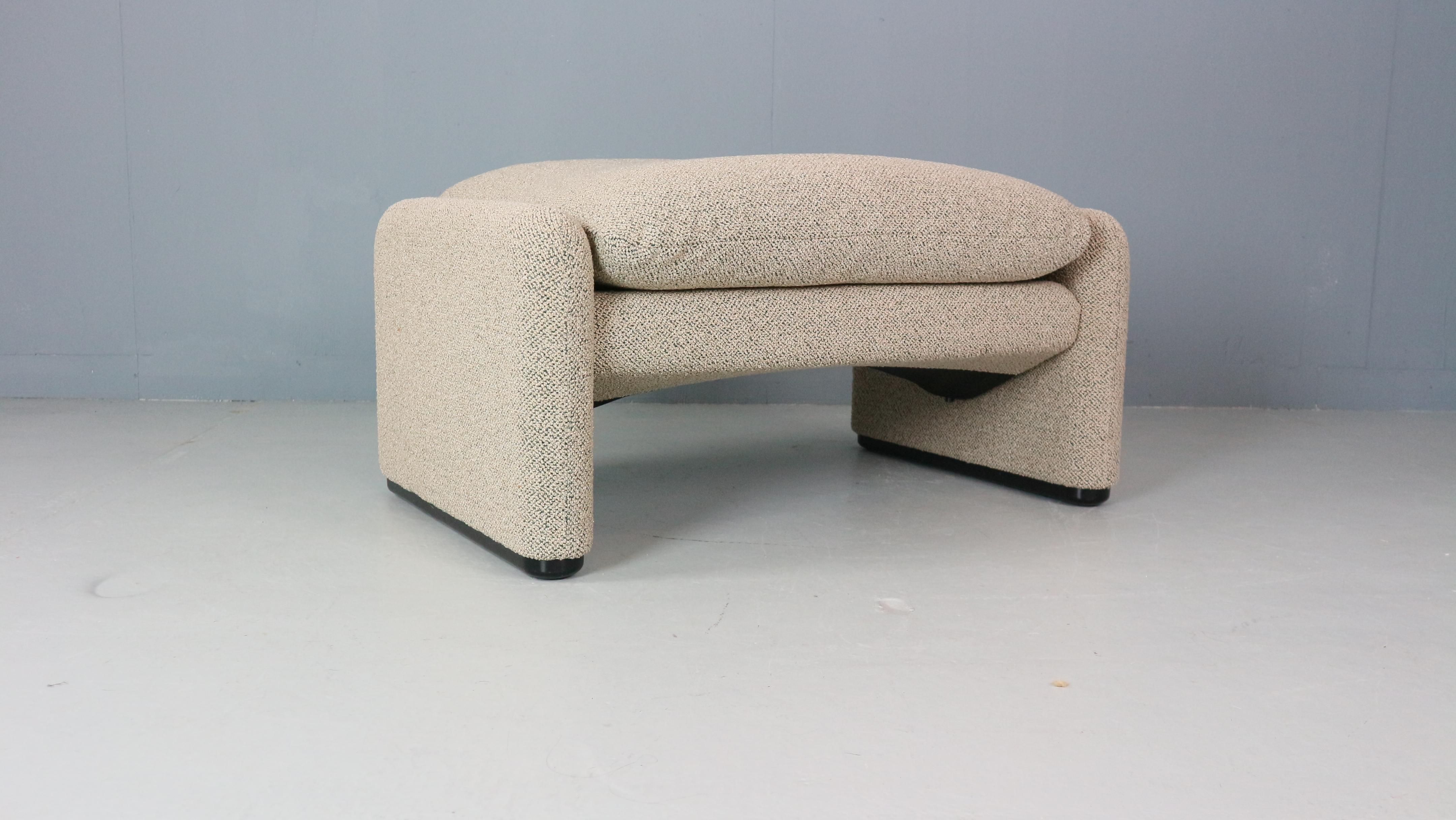 Vico Magistretti „Maralunga“ Fußhocker „Maralunga“ neu gepolstert für Cassina (Moderne der Mitte des Jahrhunderts)