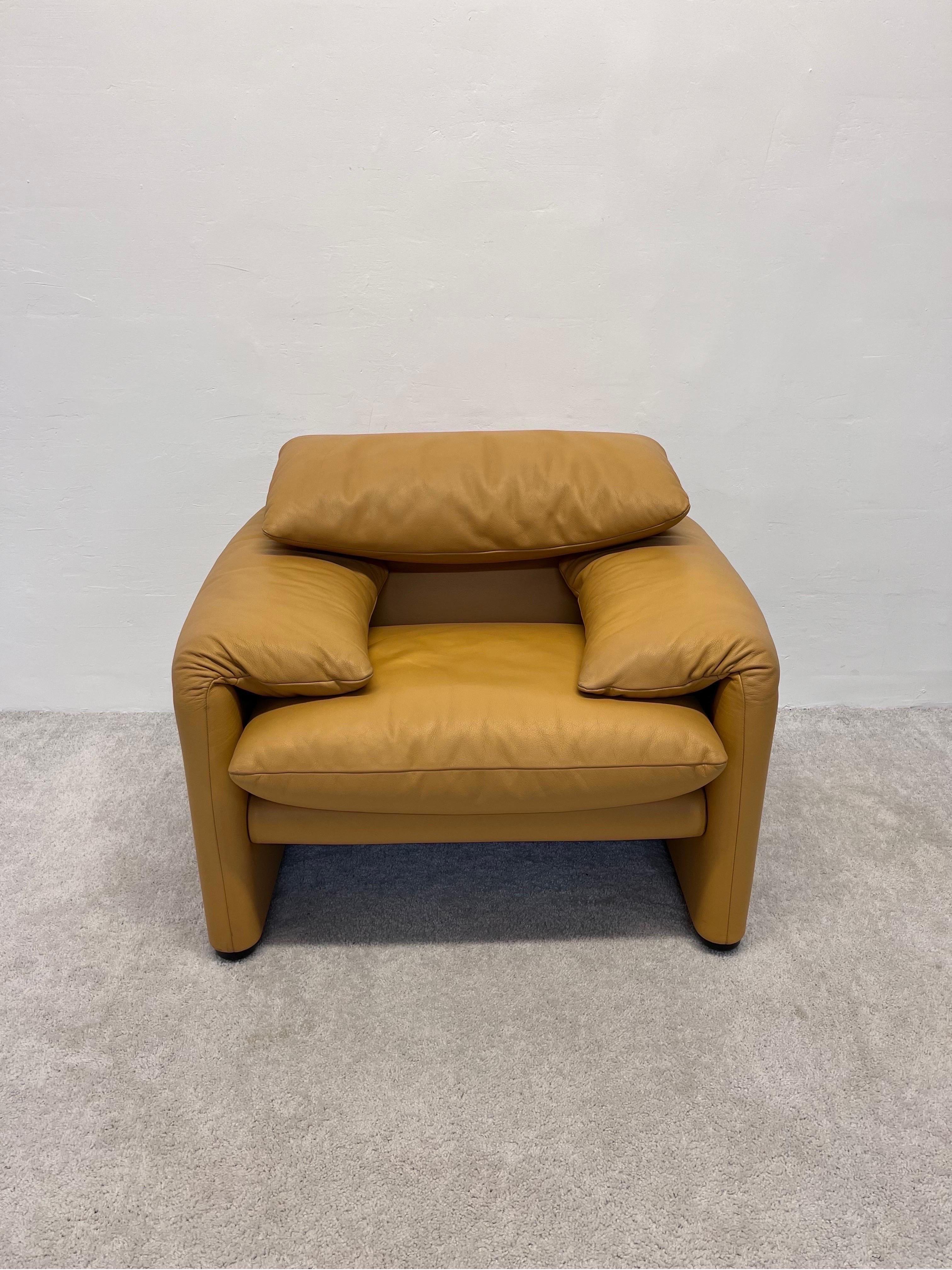 Maralunga lounge chair with the defining adjustable head rest designed by Vico Magistretti for Cassina. Original yellowish tan leather. The Maralunga was originally designed in the 1973 and this example was produced by Cassina circa 1980s.

Vico