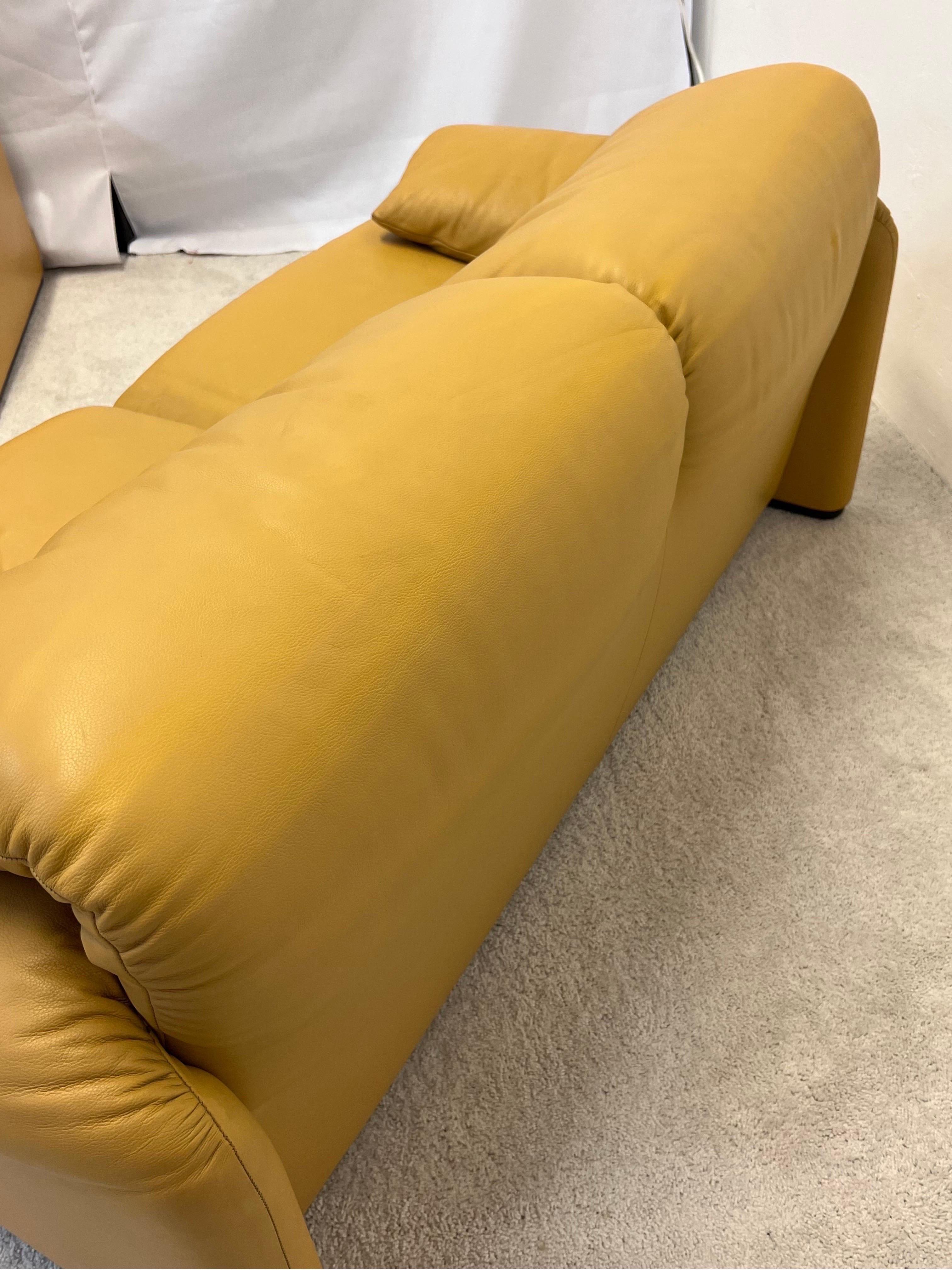 Vico Magistretti Maralunga Leather Loveseat for Cassina, 1980s 6
