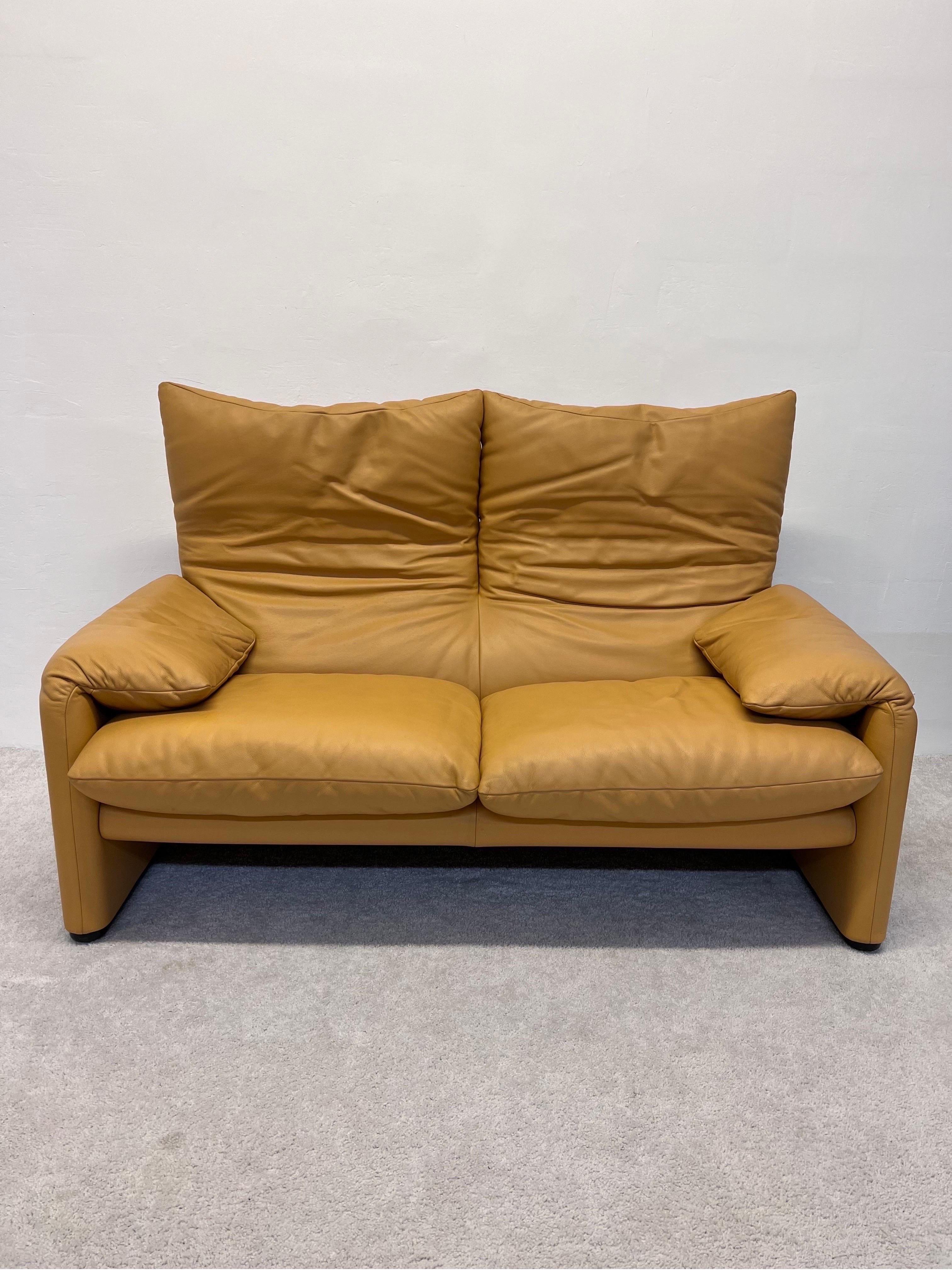 Post-Modern Vico Magistretti Maralunga Leather Loveseat for Cassina, 1980s
