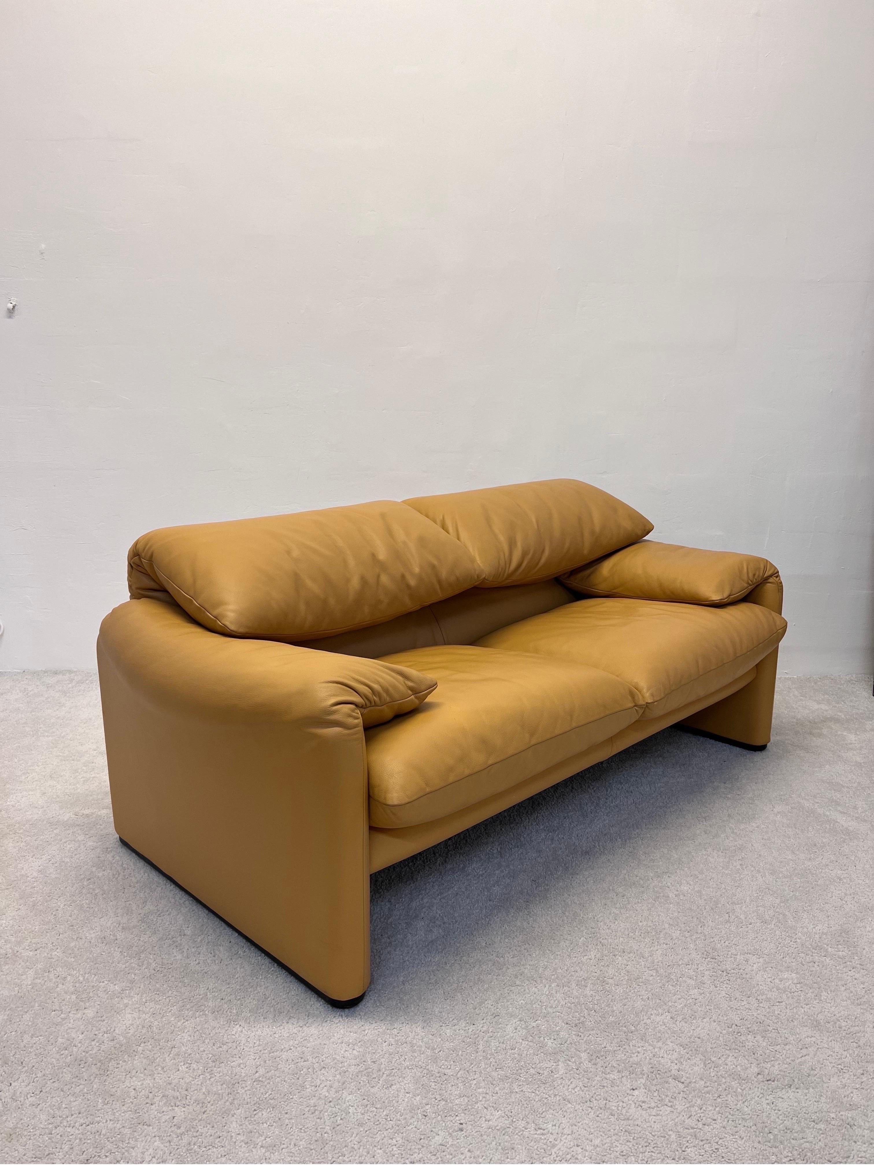 Vico Magistretti Maralunga Leather Loveseat for Cassina, 1980s In Good Condition In Miami, FL