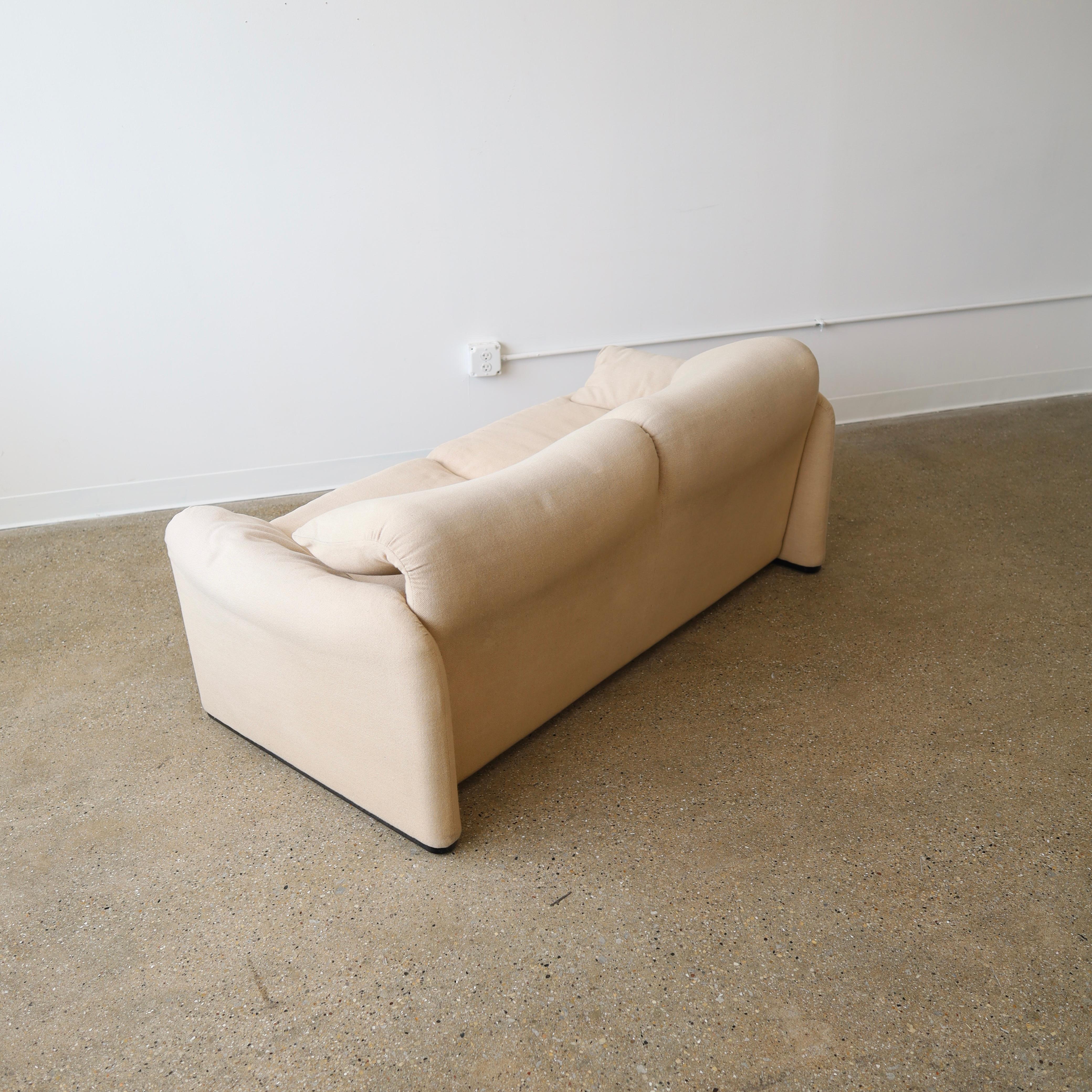 Vico Magistretti “Maralunga” Loveseat In Good Condition For Sale In Chicago, IL