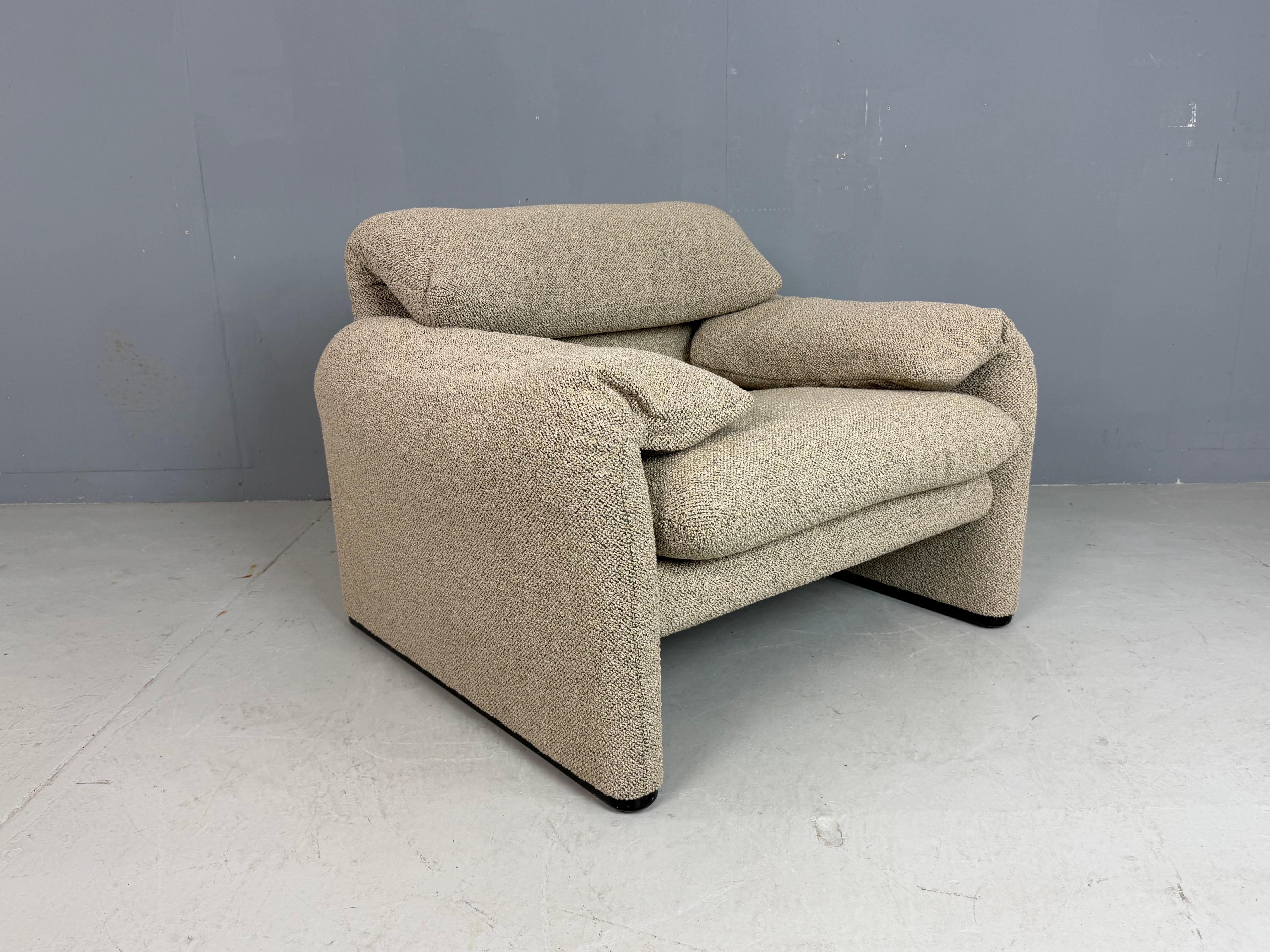 Sillón Maralunga con reposacabezas ajustable definitorio diseñado por Vico Magistretti para Cassina. Tejido nuevo. La Maralunga se diseñó originalmente en 1973 y este ejemplar fue fabricado por Cassina hacia la década de 1980.

La silla sigue en muy
