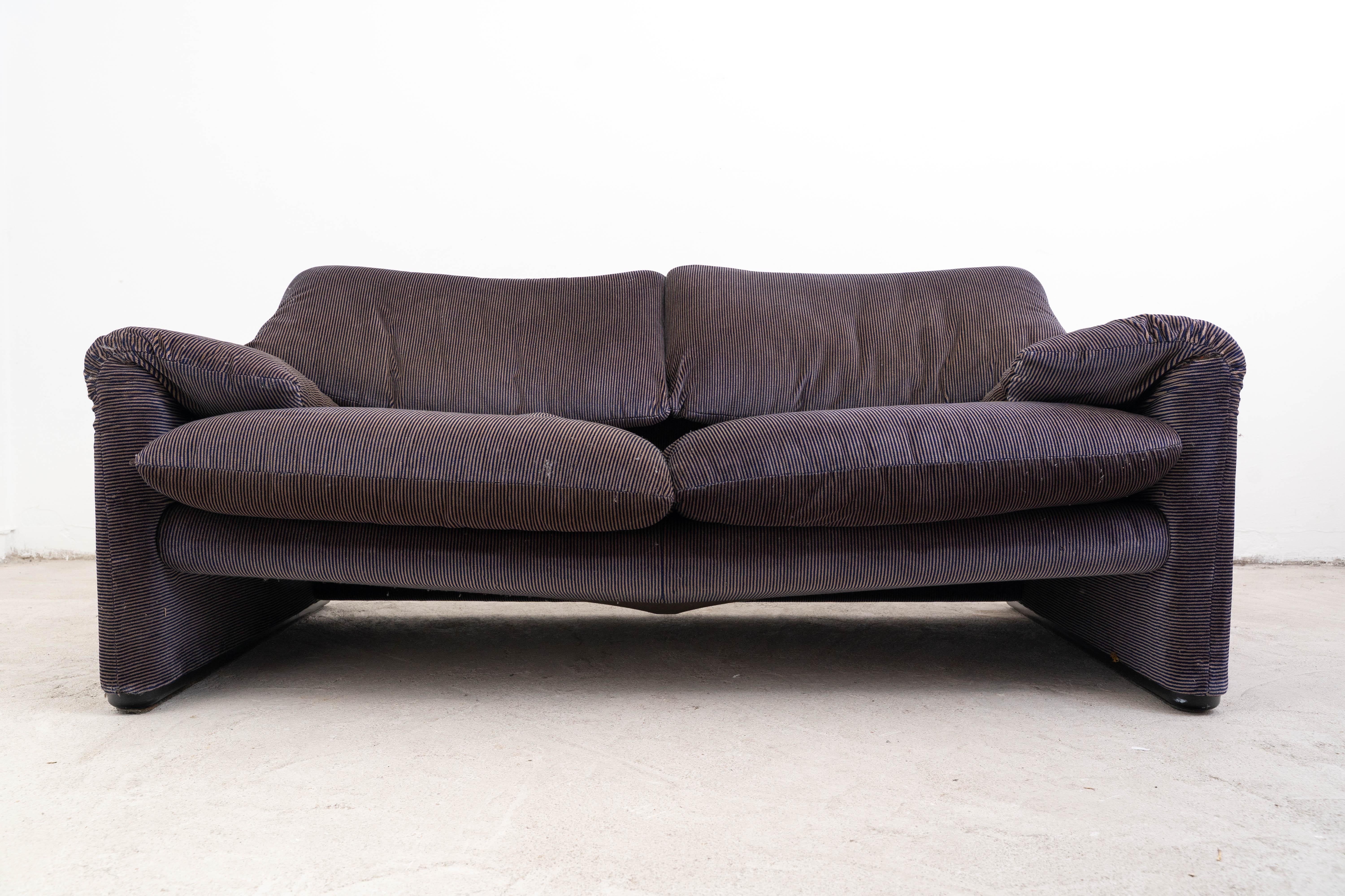 Vico Magistretti - Divano Maralunga per Cassina - 1 pezzo

Disegnato dal famoso Vico Magistretti per Cassina, questo divano Maralunga è un celebre esempio di modernismo italiano degli anni '70. Dotato del caratteristico meccanismo di poggiatesta
