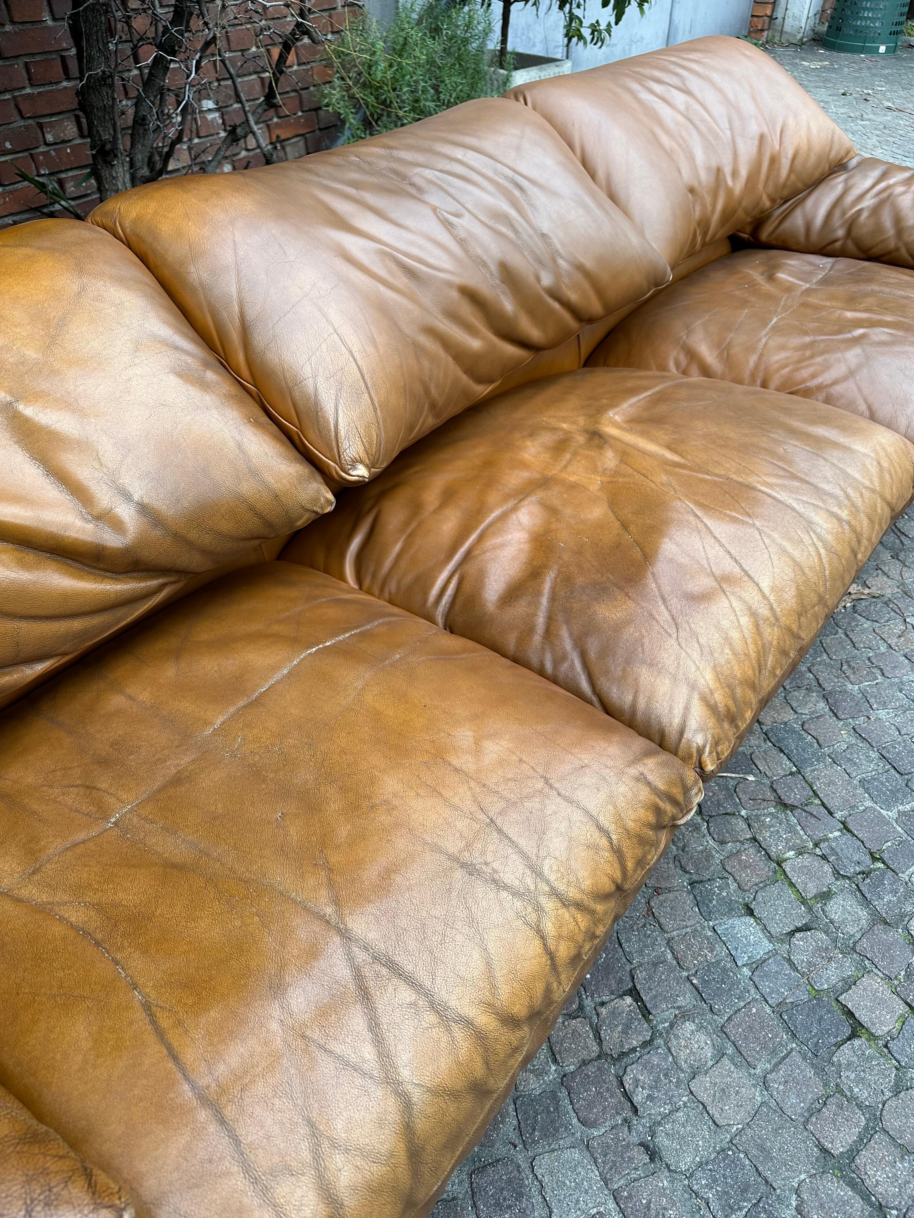 Vico Magistretti Maralunga Sofa,  three-seater sofa, in 70s leather, by Cassina 1