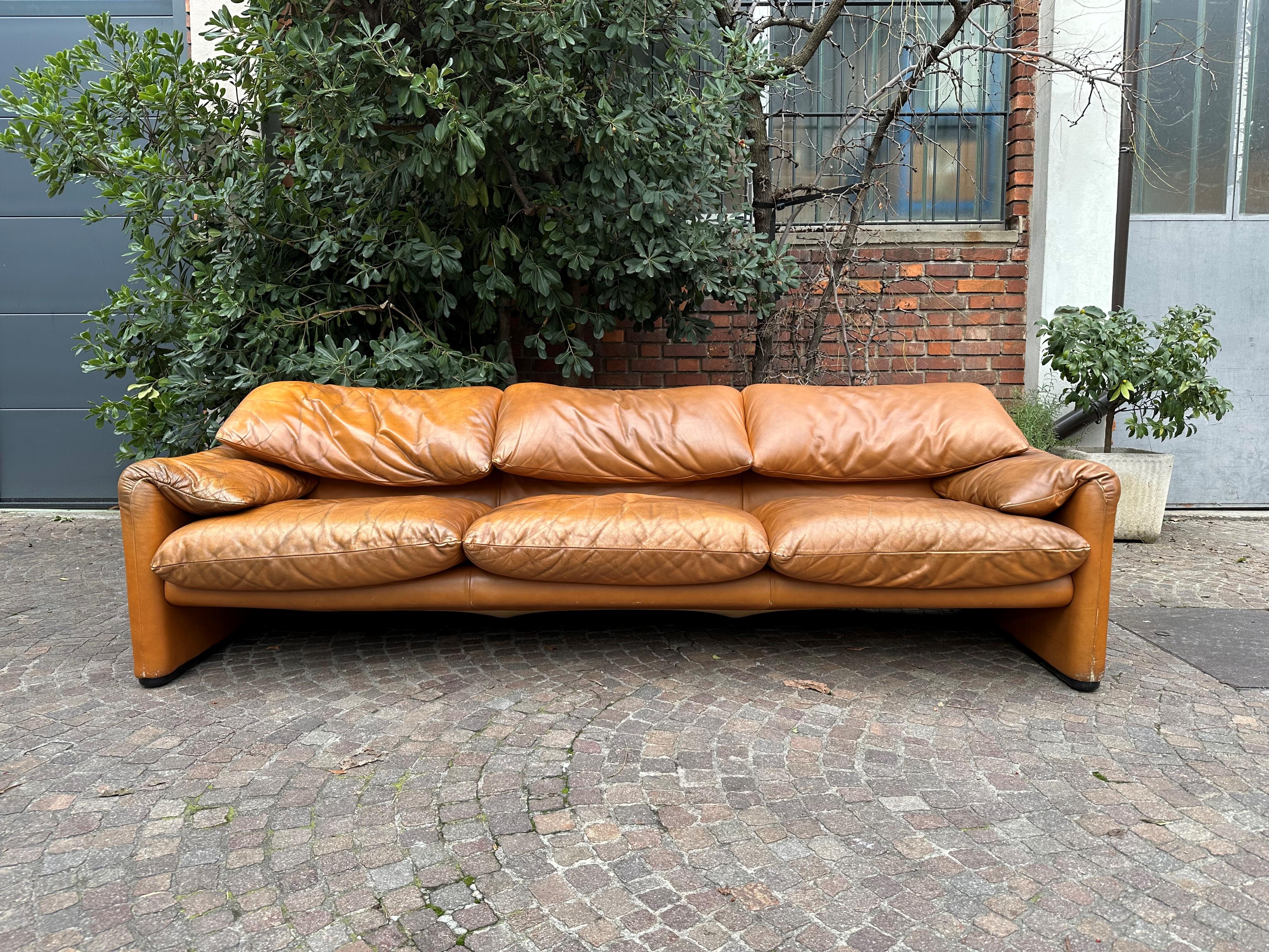 Vico Magistretti Maralunga Sofa,
Maralunga sofa, designed by Vico Magistretti for Cassina, Italian manufacture dating back to the seventies.
The three-seater sofa in buff-brown leather, it's characteristic for the movement of the backrests and