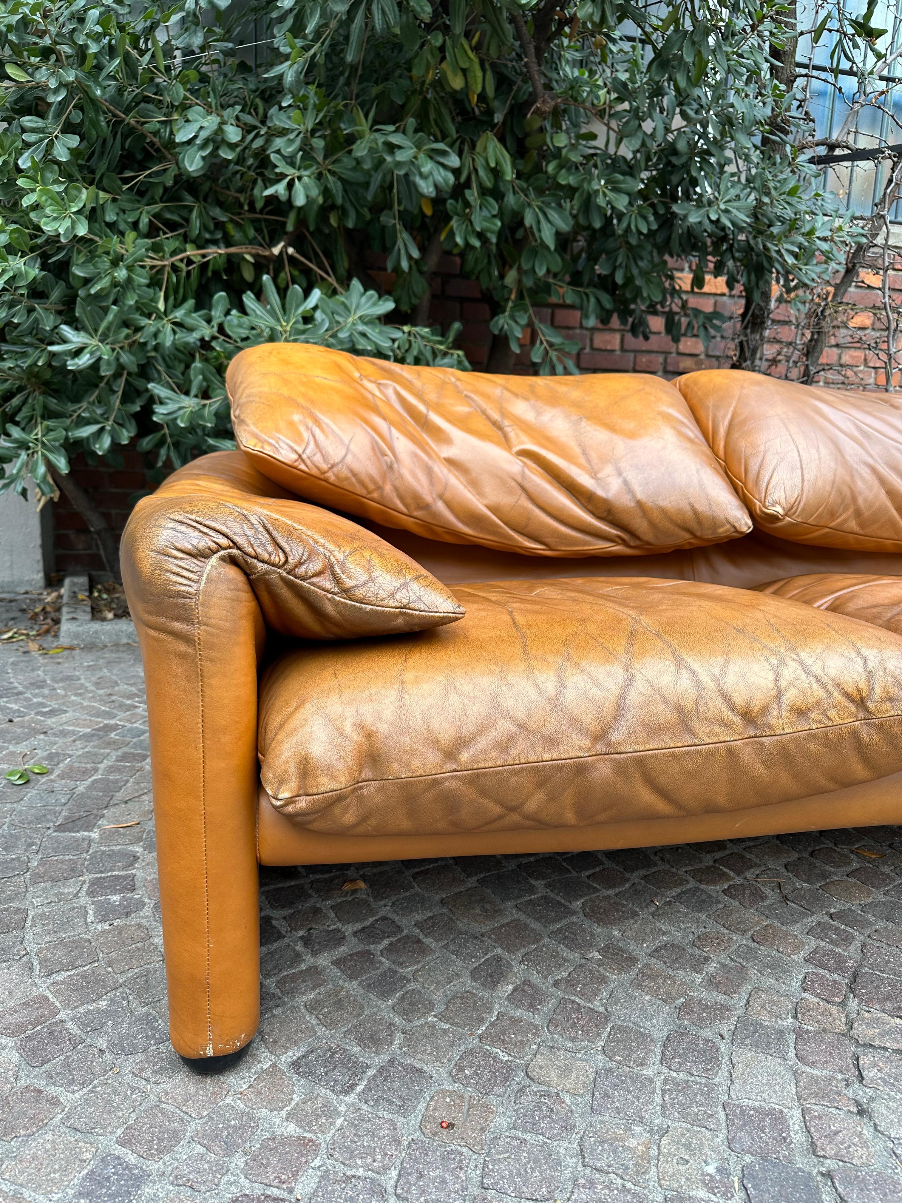 Vico Magistretti Maralunga Sofa,  three-seater sofa, in 70s leather, by Cassina In Good Condition In Milan, IT