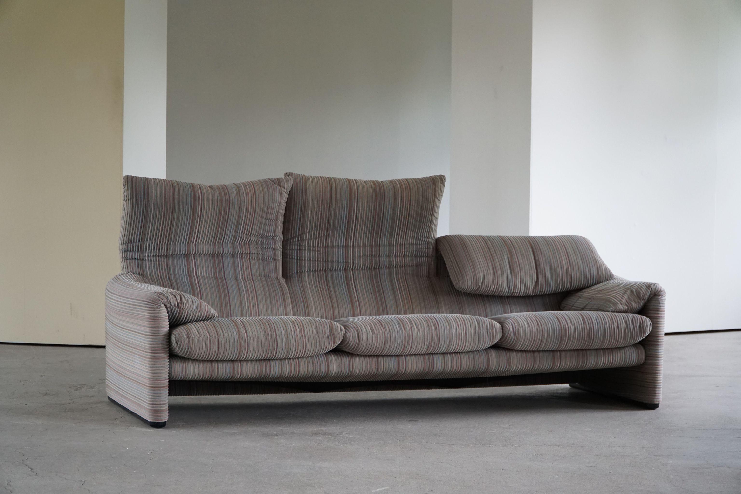 Fabric Vico Magistretti, Maralunga Three Seater Sofa for Cassina, Italian Modern, 1970s