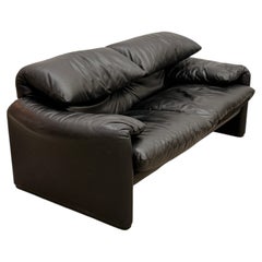 Vico Magistretti Maralunga two-seater sofa, produced by Cassina. Black leather.