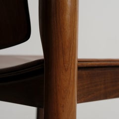 Chaise « Modèle 122 » de Vico Magistretti pour Cassina, en noyer et cuir couleur brique, 1968