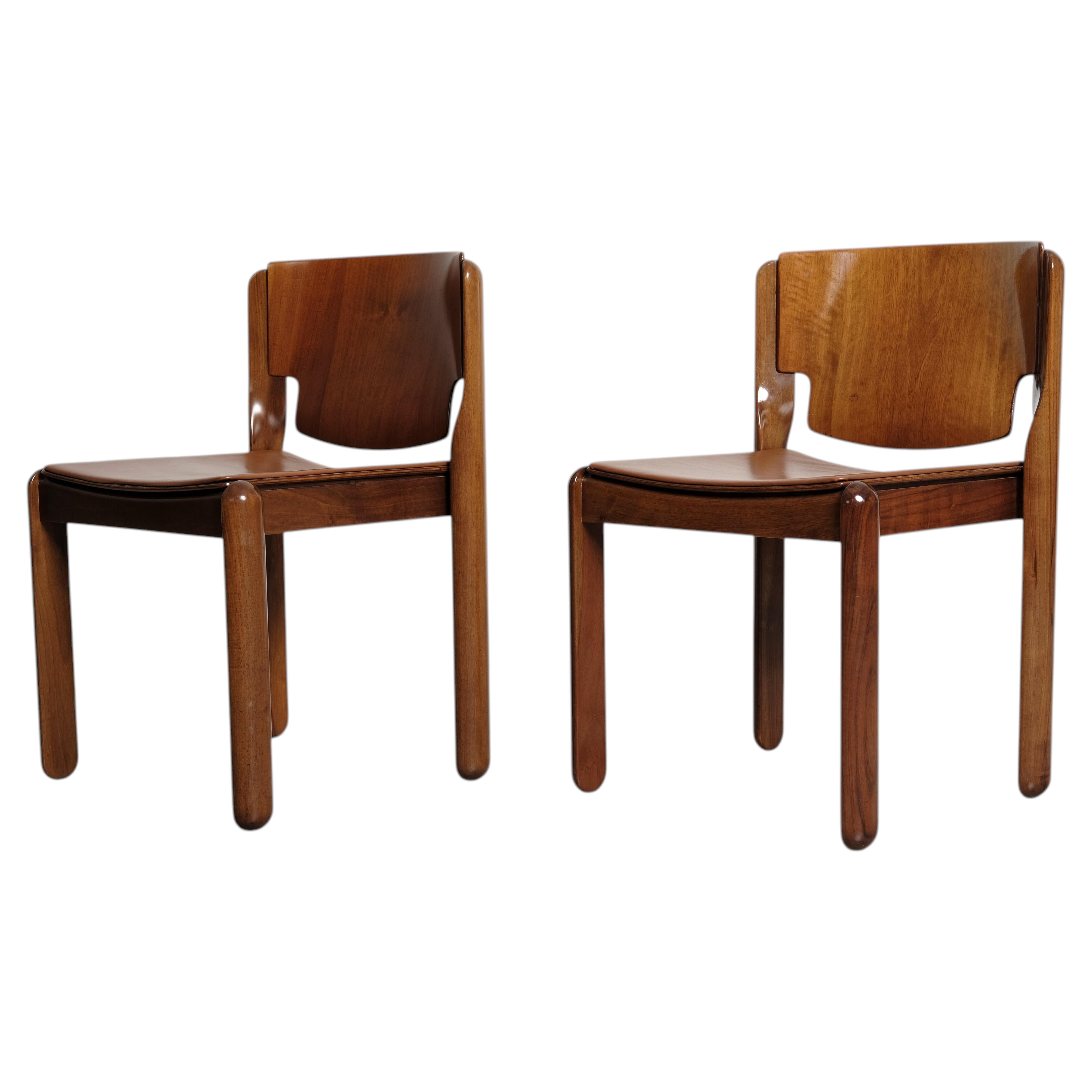 Vico Magistretti Model 122 Dining Chairs for Cassina in Walnut, 1968, Set of 2 For Sale