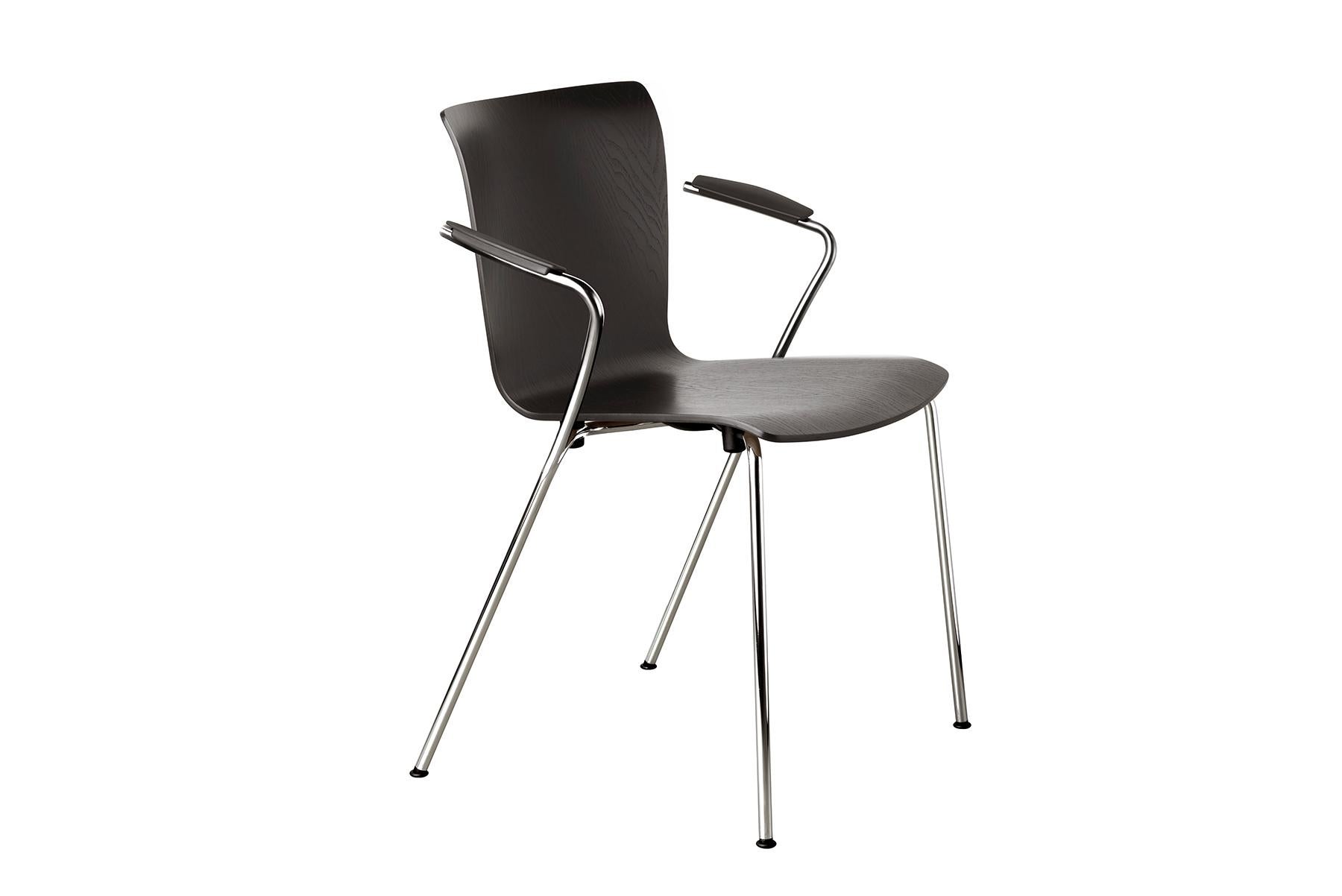 La Vico Duo est une élégante chaise empilable en placage de Vico Magistretti, polyvalente et parfaitement adaptée aux espaces de travail agiles et au design d'accueil.

La chaise est simple avec des lignes tendues. Une ligne en 