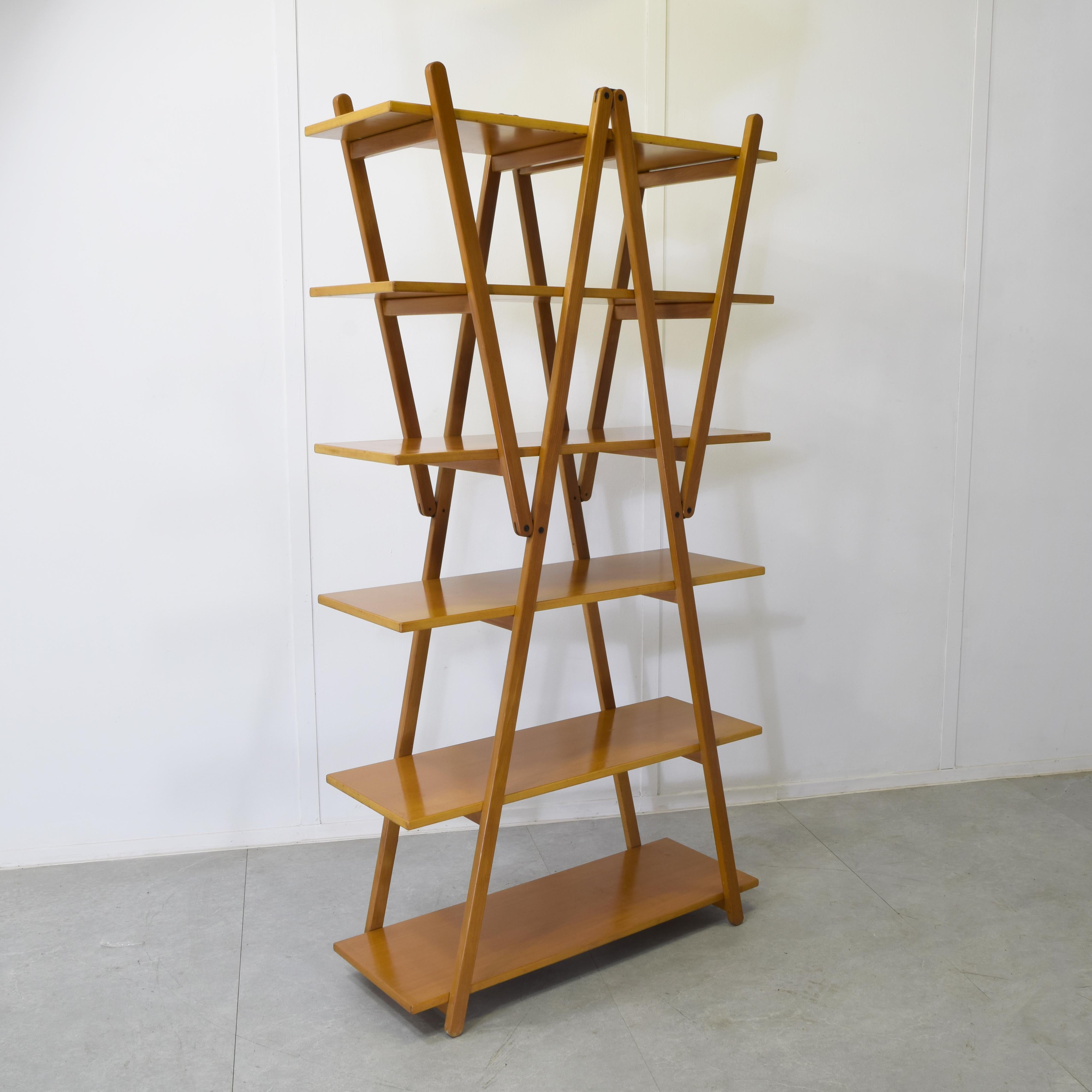 Faggio Libreria Vico Magistretti Nuvola Rossa per Cassina anni '80. in vendita