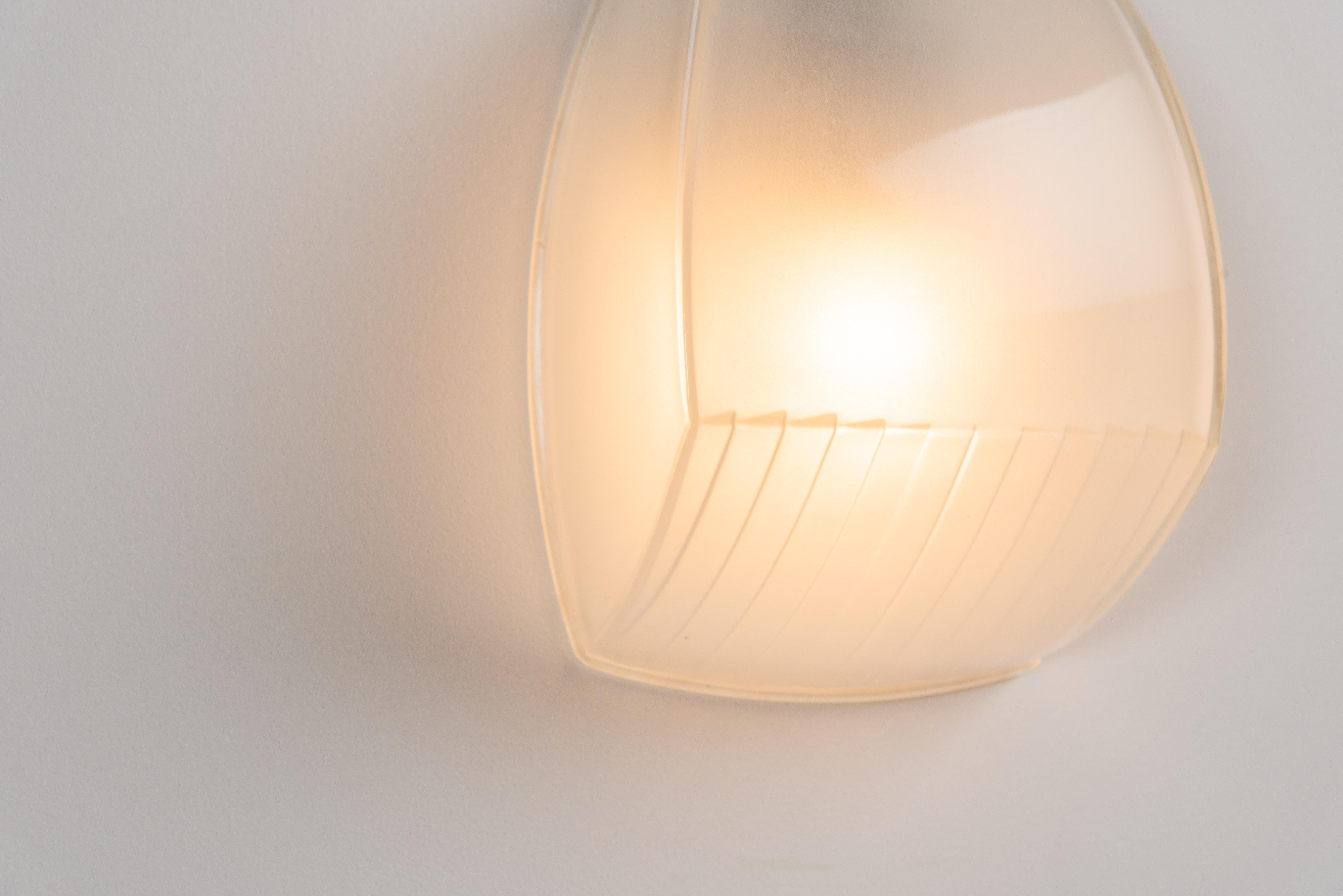 Presentamos un raro y extraordinario conjunto de apliques Omicron, diseñados por el icónico Vico Magistretti y fabricados por Artemide en Italia, 1961. Estas lámparas ejemplifican una armoniosa mezcla de precisión industrial y elegancia minimalista,