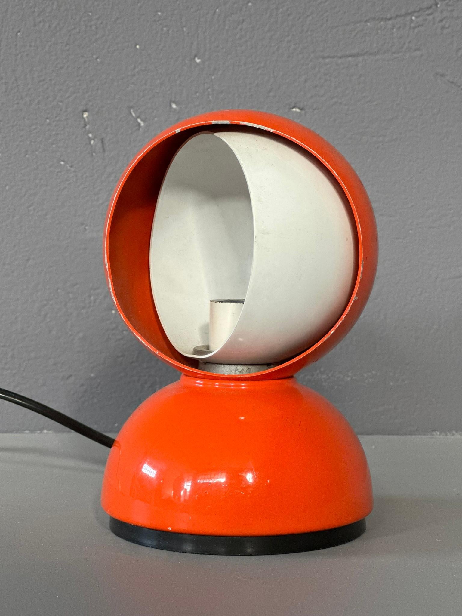 Vico Magistretti - Lampe à poser Eclisse
La lampe de table Eclissi, une icône du design italien conçue par Vico Magistretti pour Artemide.
Il s'agit de la première édition, en couleur orange.
La lampe fonctionne
