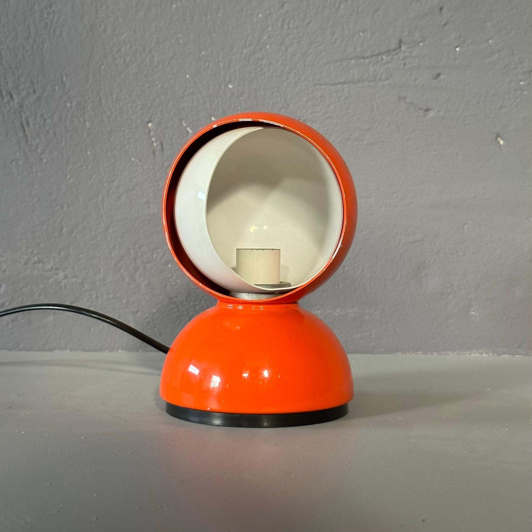 Vico Magistretti orange Eclisse Table Lamp, first edition for Artemide 1967 In Good Condition In Milan, IT