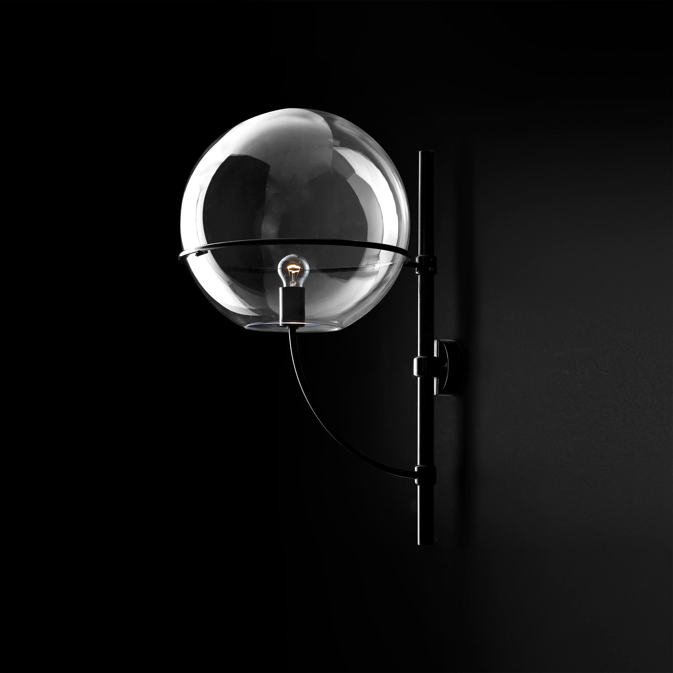 Wall lamp 'Lyndon' designed by Vico Magistretti in 1980.
Outside wall lamp. Zinc-plated and black lacquered metal structure, globes in transparent polycarbonate. Manufactured by Oluce, Italy.

Lyndon is a project by Vico Magistretti created in