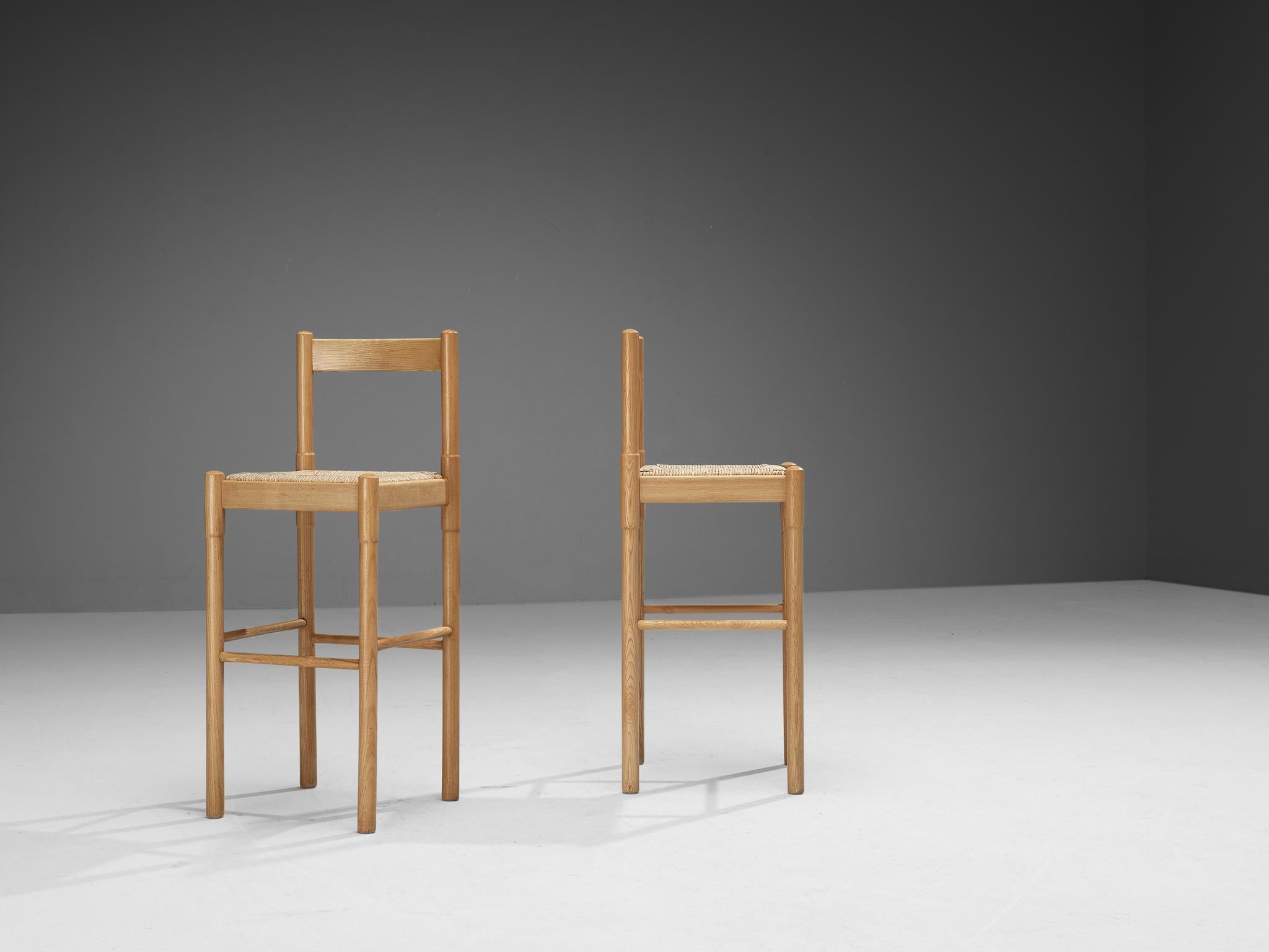 Vico Magistretti, pair of bar stools, straw and ash, Italy, 1960s

Italian barstools by Vico Magistretti. The stools embody a simplistic, modest design. The frame is made of ash and is based on a geometric layout of clear lines and angular shapes.