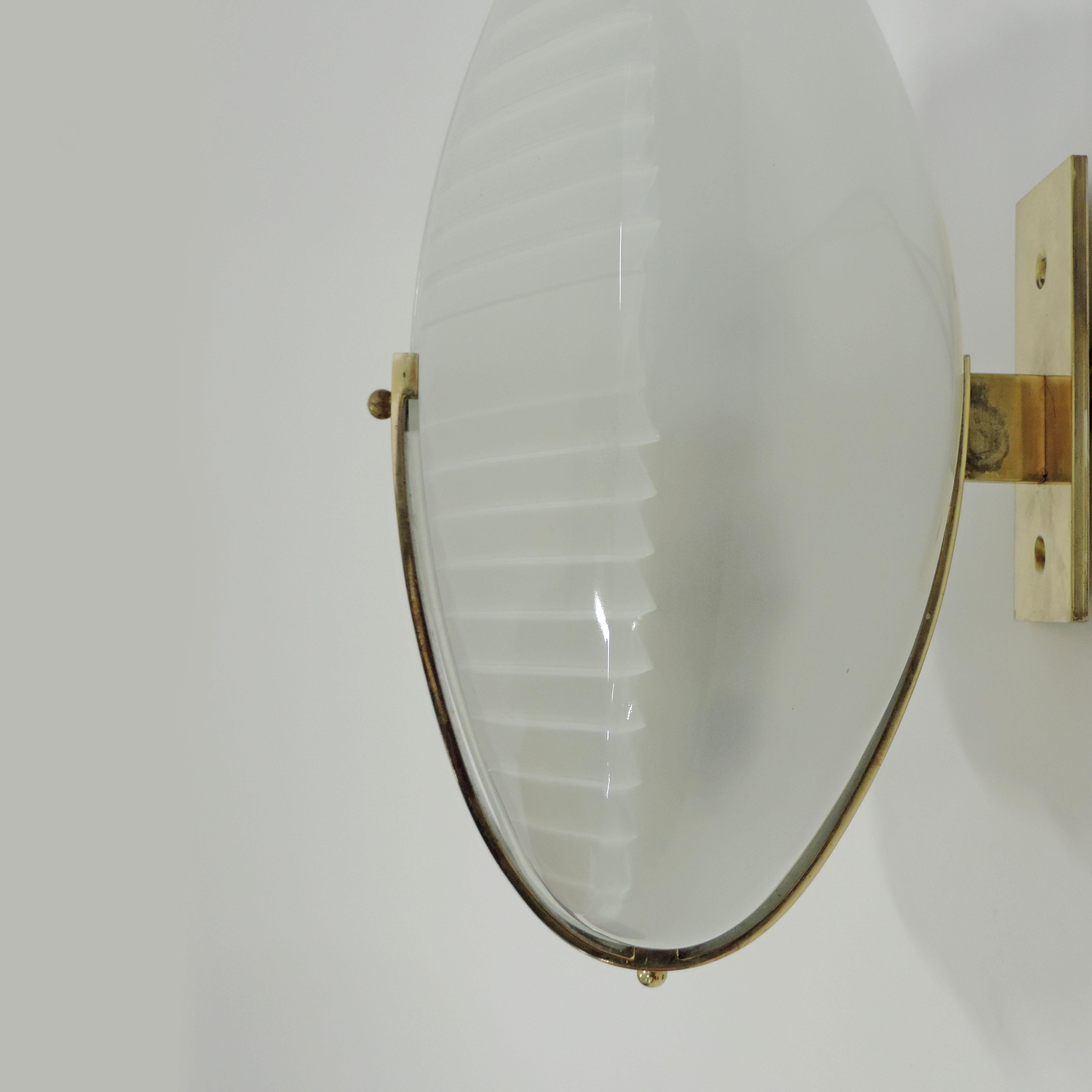 Vico Magistretti pair of Lambda wall lights for Artemide, Italy 1961
Brass structure and pressed glass diffusers.
Manufactured by Artemide in 1961.