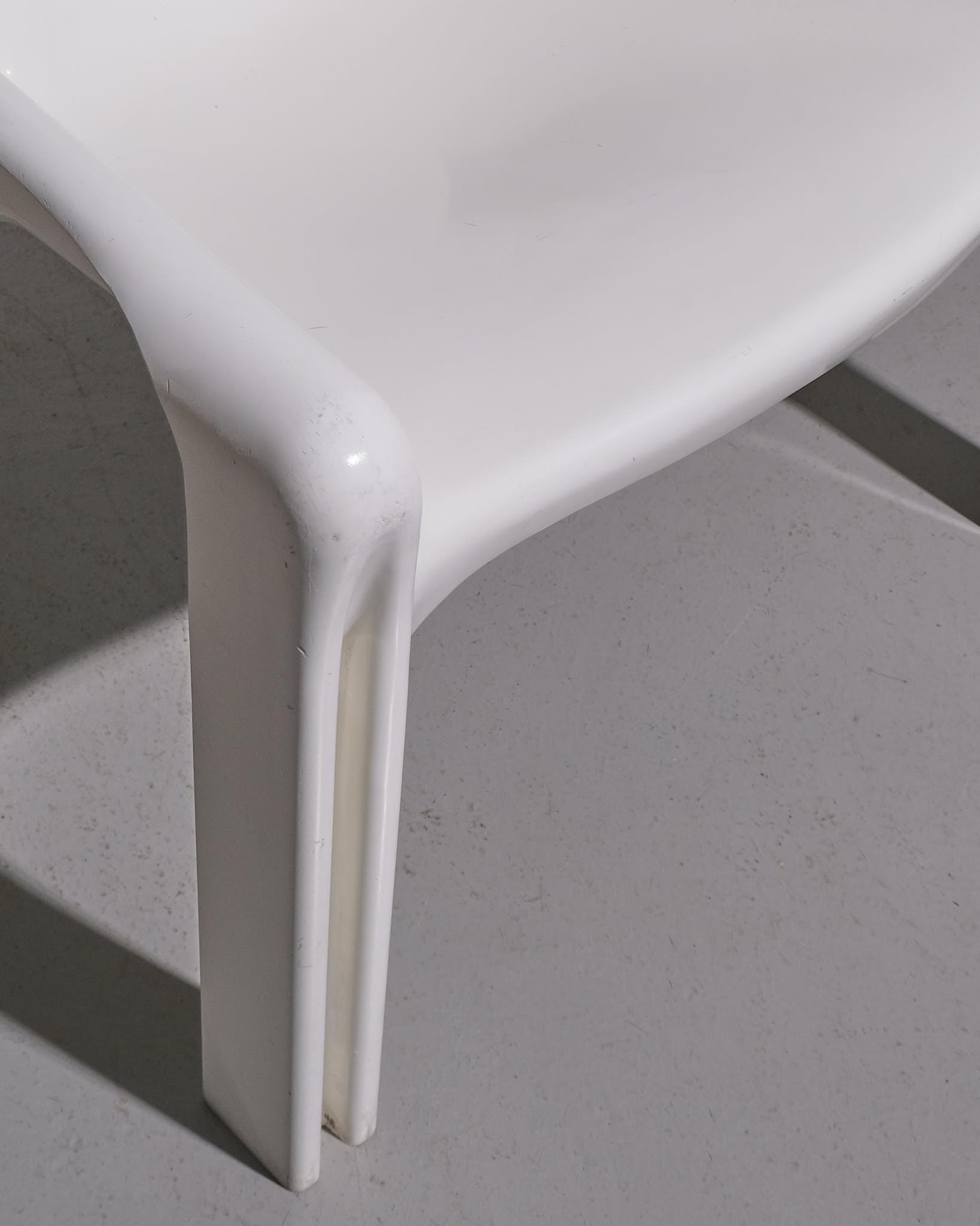 Vico Magistretti Pair of White 'Vicario' Lounge Chairs For Artemide For Sale 3