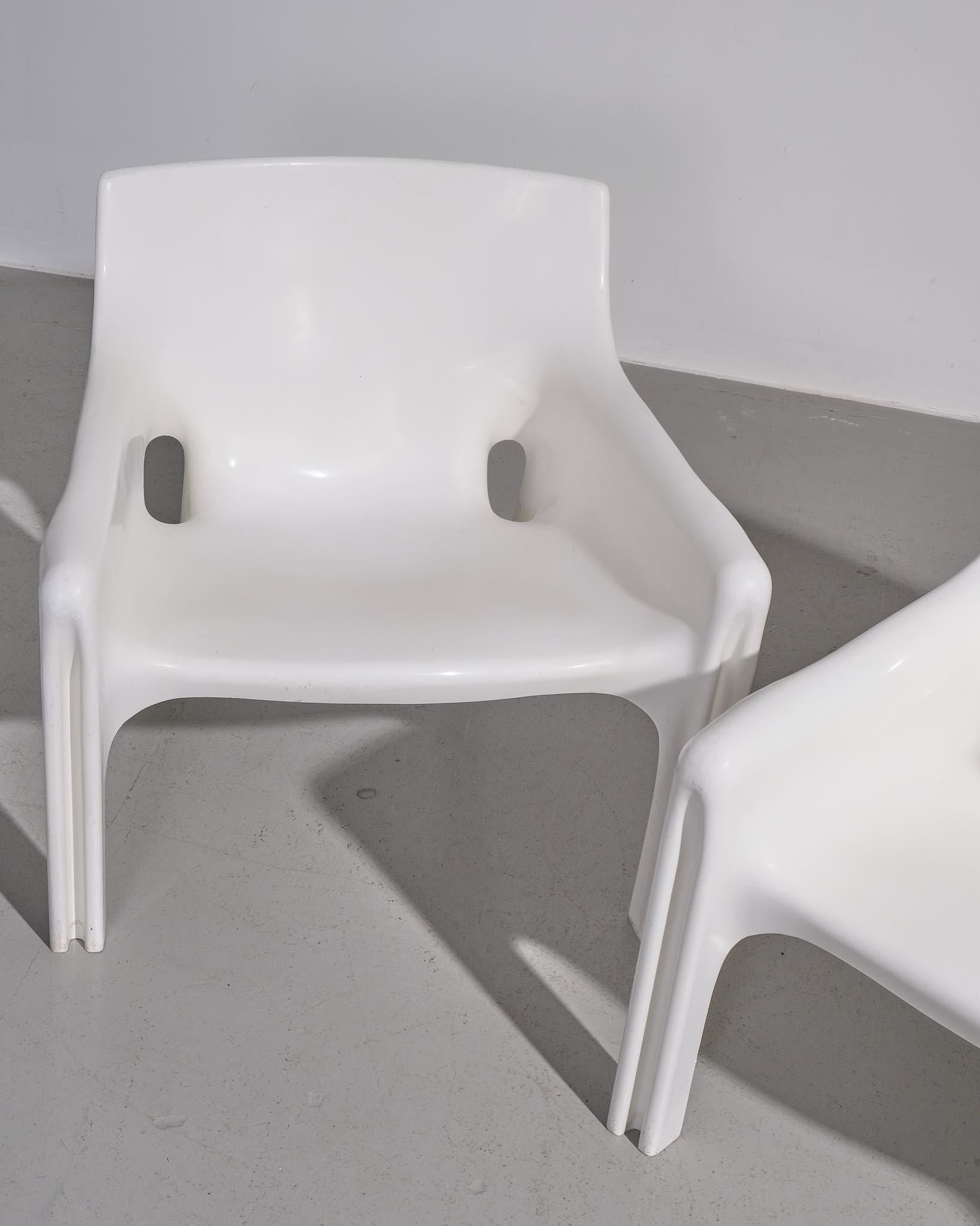Italian Vico Magistretti Pair of White 'Vicario' Lounge Chairs For Artemide For Sale