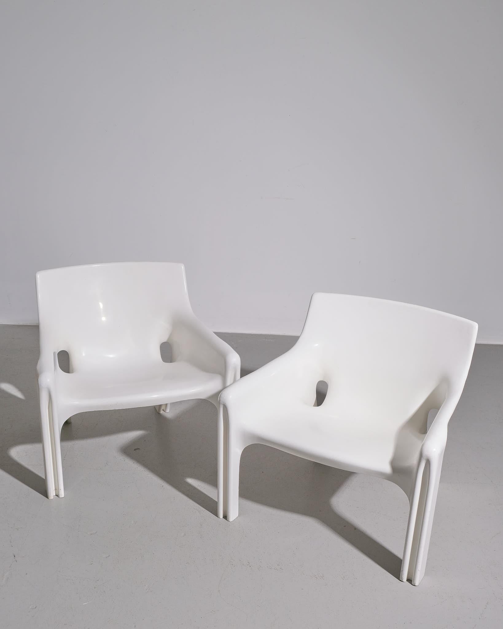 Vico Magistretti Pair of White 'Vicario' Lounge Chairs For Artemide In Good Condition For Sale In London, GB