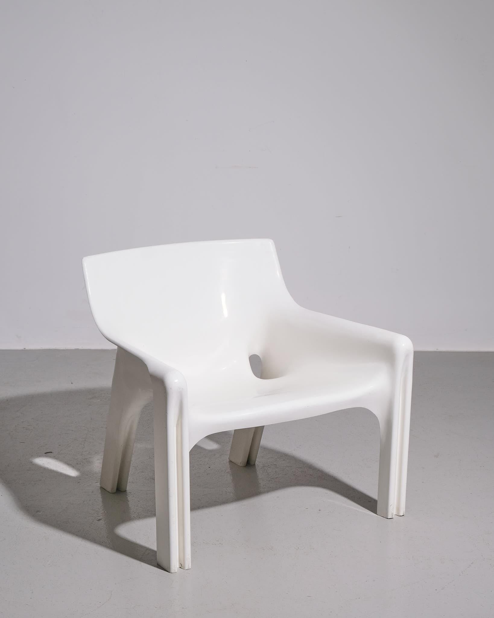 Late 20th Century Vico Magistretti Pair of White 'Vicario' Lounge Chairs For Artemide For Sale