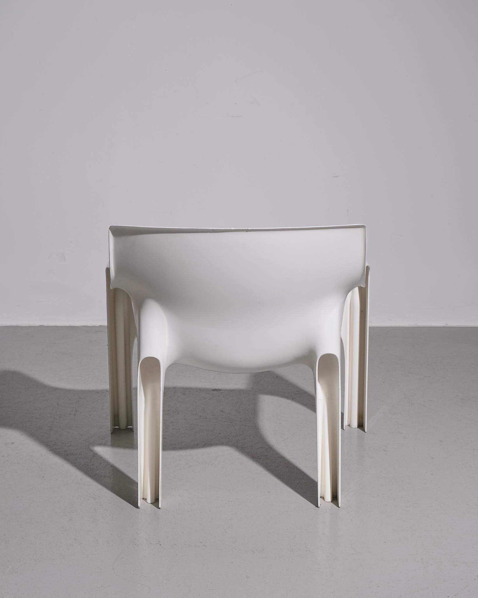 Vico Magistretti Pair of White 'Vicario' Lounge Chairs For Artemide For Sale 1