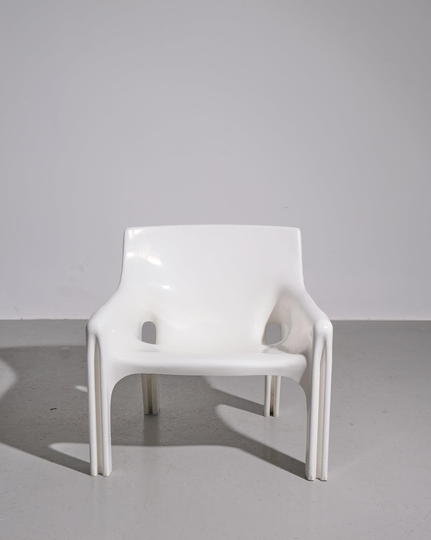 Vico Magistretti Pair of White 'Vicario' Lounge Chairs For Artemide For Sale 2