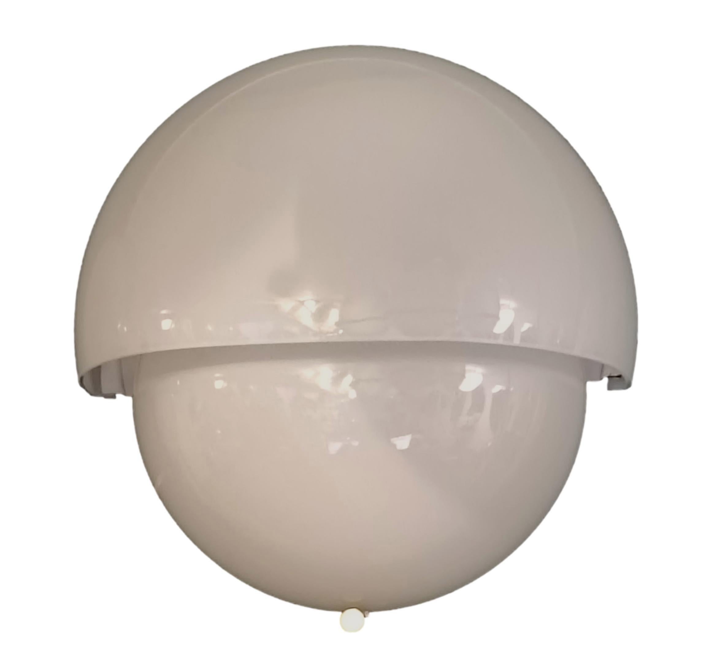 Wandleuchte  Vico Magistretti 'Mania', hergestellt in Italien, 1960er Jahre.
Zwei Schalen aus opalem Muranoglas, emaillierter Metallrahmen und Messinghaken. Die Wandleuchte leuchtet mit je 2 Glühbirnen.

