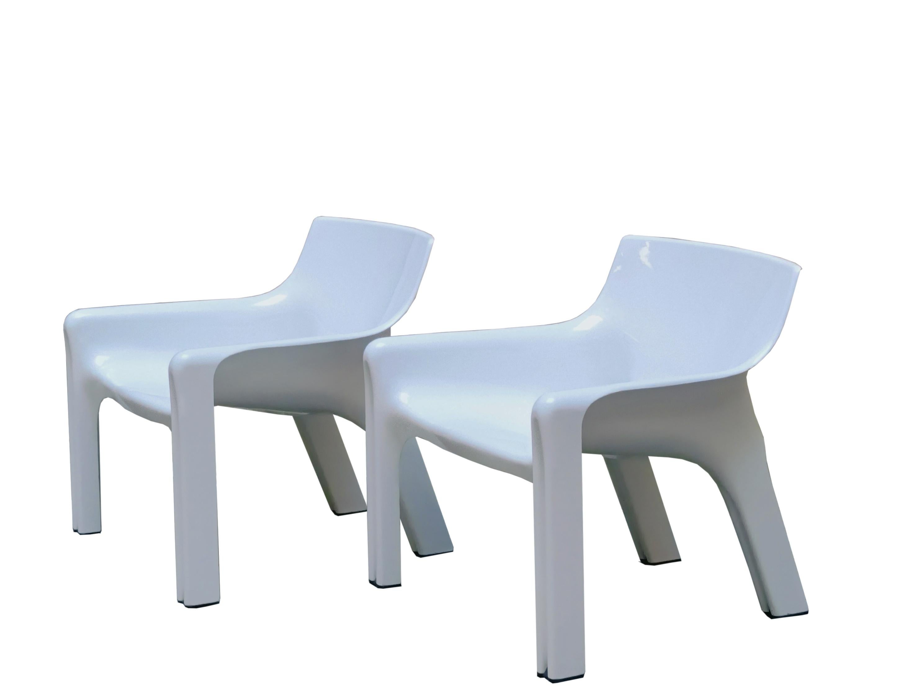 The Vicario armchair was designed by Vico Magistretti at the end of the 1960s for Artemide. In production from 1970 until the mid-1970s.
Made of ABS plastic, this chair features flowing shapes and a perfect balance of design, functionality, and