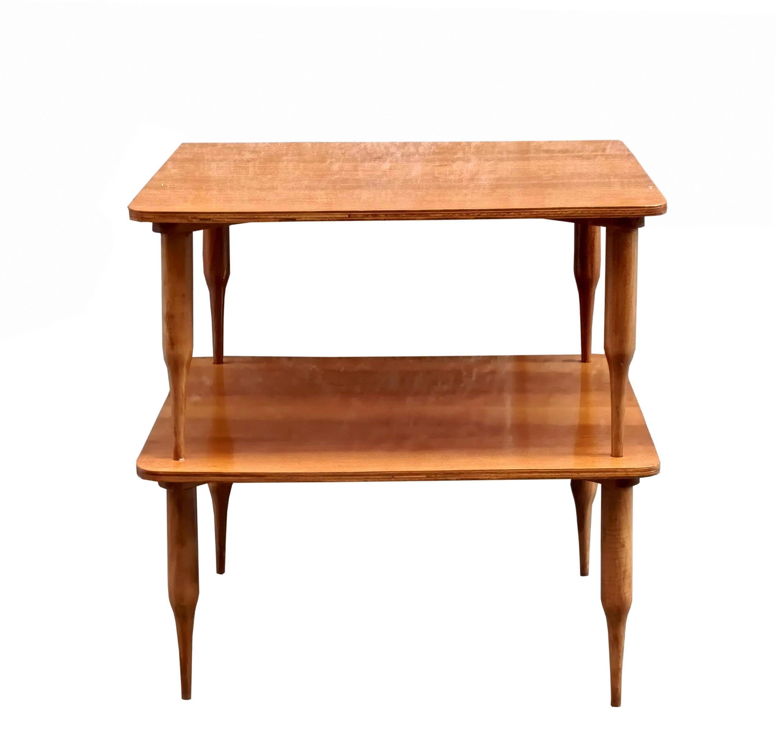 Set di due  tavolini impilabili modello T8 disegnati da Vico Magistretti e prodotti da Azucena, Milano (Italia), nel 1954.
Presentano una struttura in legno e un piano in noce.
In ottime condizioni vintage con lievi segni di usura e di utilizzo per