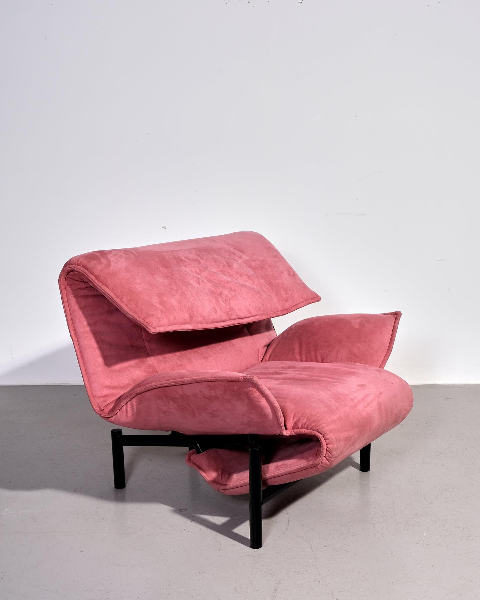 Liegesessel 'Veranda' entworfen von  Vico Magistretti für Cassina. Hergestellt von Cassina in Italien in den 1980er Jahren. Die Polsterung besteht aus rosa Moleskin-Stoff, das Gestell aus schwarz pulverbeschichtetem Stahl. Semi-modular mit mehreren