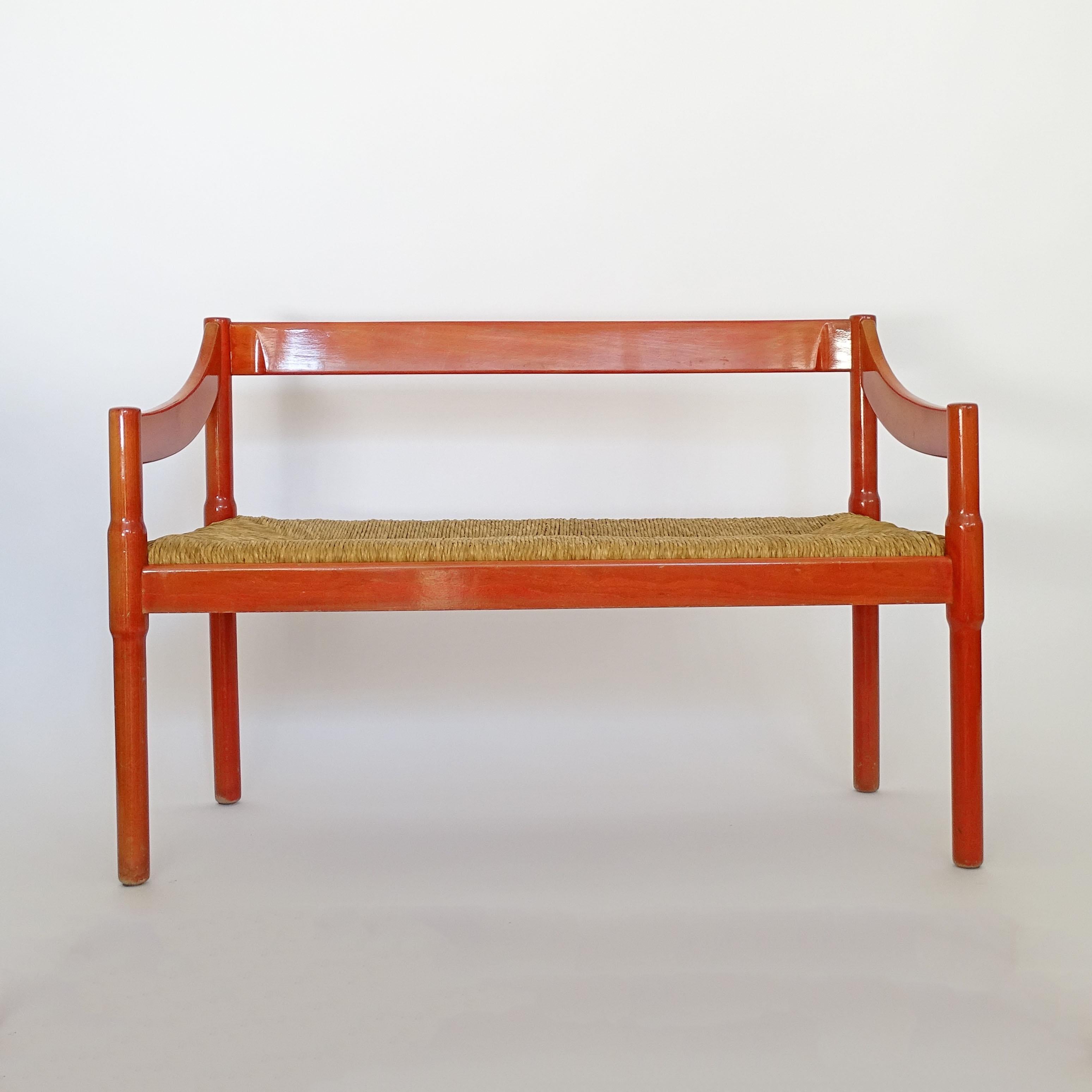 Paille Banc en carimate rouge de Vico Magistretti pour Cassina, Italie 1958 en vente
