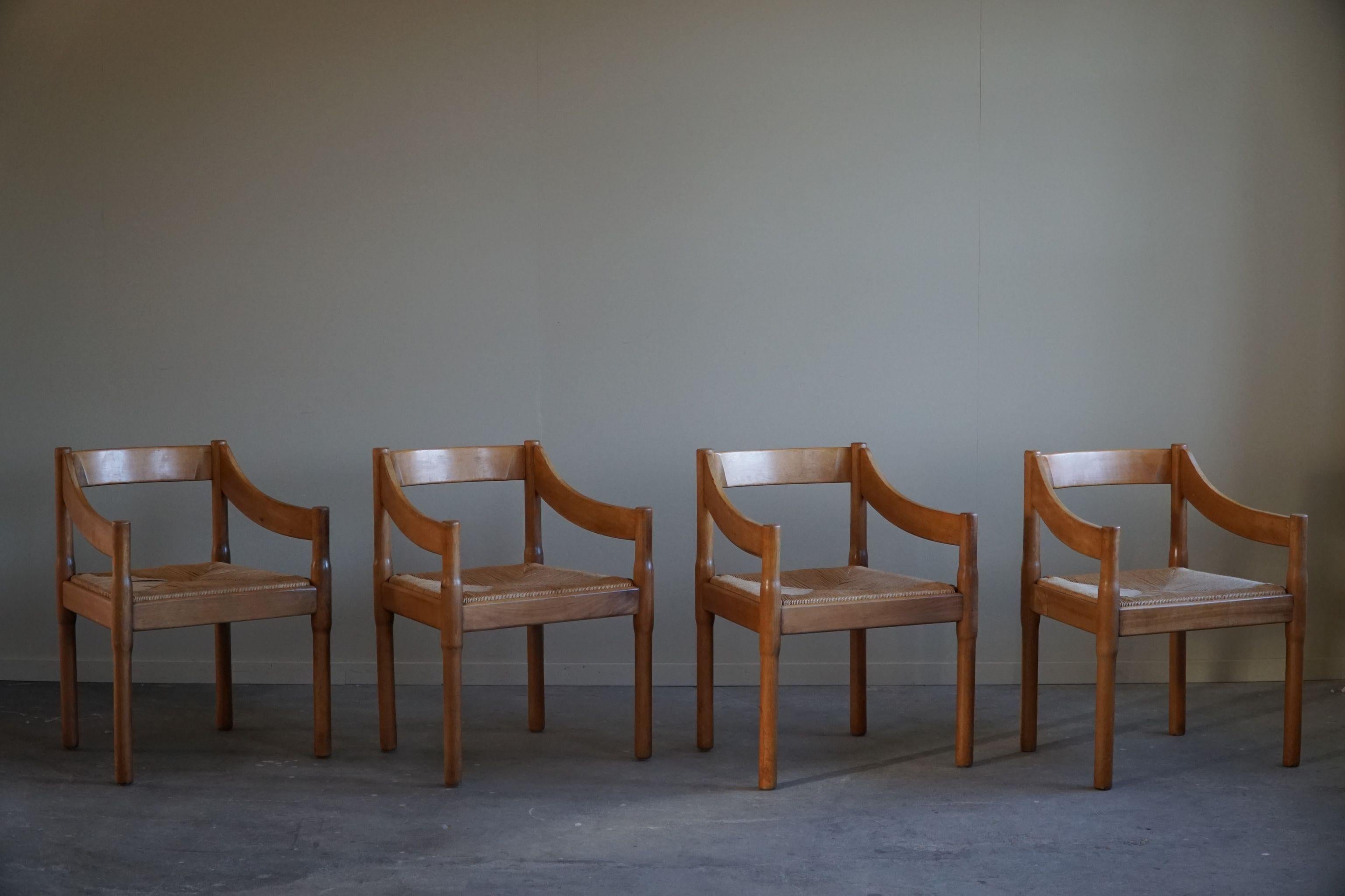 Satz von 4 „Carimate“-Stühlen von Vico Magistretti für Cassina, Italienische Moderne, 1970er Jahre im Angebot 6