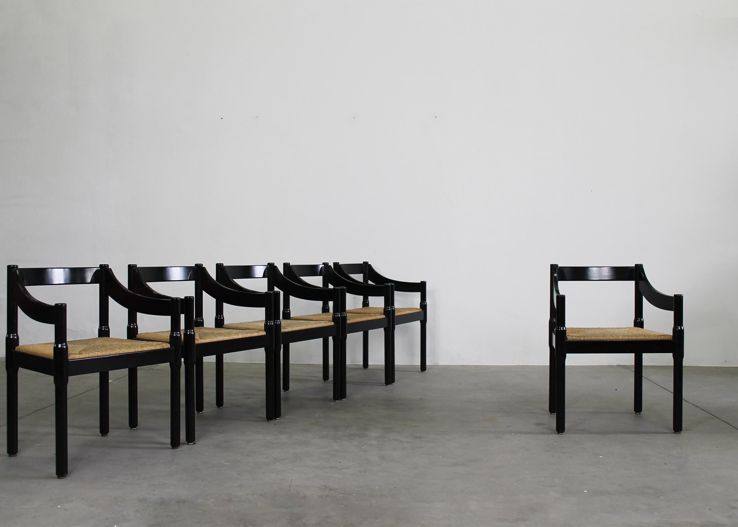 Ensemble de six chaises Carimate avec structure en bois de hêtre laqué noir et assise en paille tressée, conçues par Vico Magistretti et produites par Cassina dans les années 1960. 

La chaise Carimate a été conçue à l'origine pour le Carimate Club