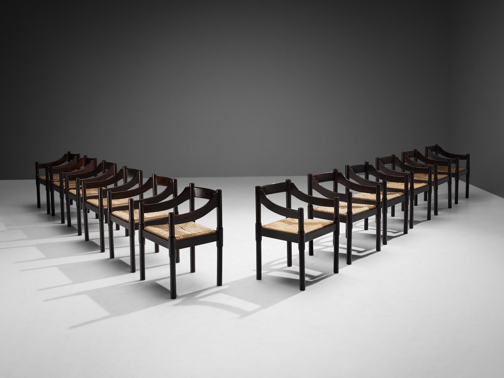 Vico Magistretti, Satz von zwölf Esszimmerstühlen Modell 'Carimate', gebeizte Buche, Strohgeflecht, Italien, Entwurf um 1960

Der Stuhl 