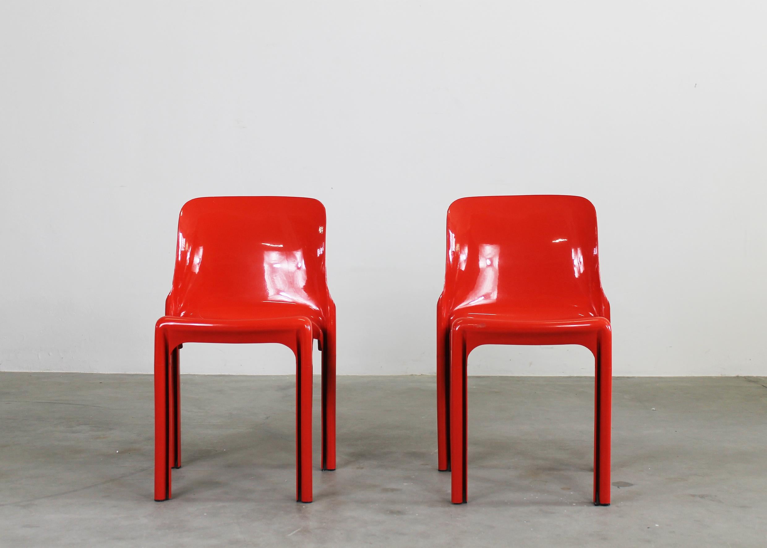 A set of two Selene stackable chairs in red resin reinforced with fiberglass, designed by Vico Magistretti in 1967 and produced by Artemide Milano in the 1970s.

The Selene chair was designed in 1967 by Magistretti to be produced in a plastic