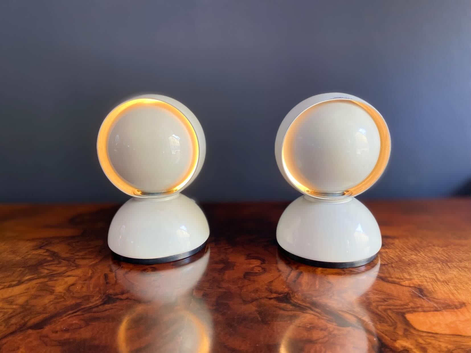 Vico Magistretti juego de dos lámparas Eclisse blancas primera edición para Artemide en venta 1