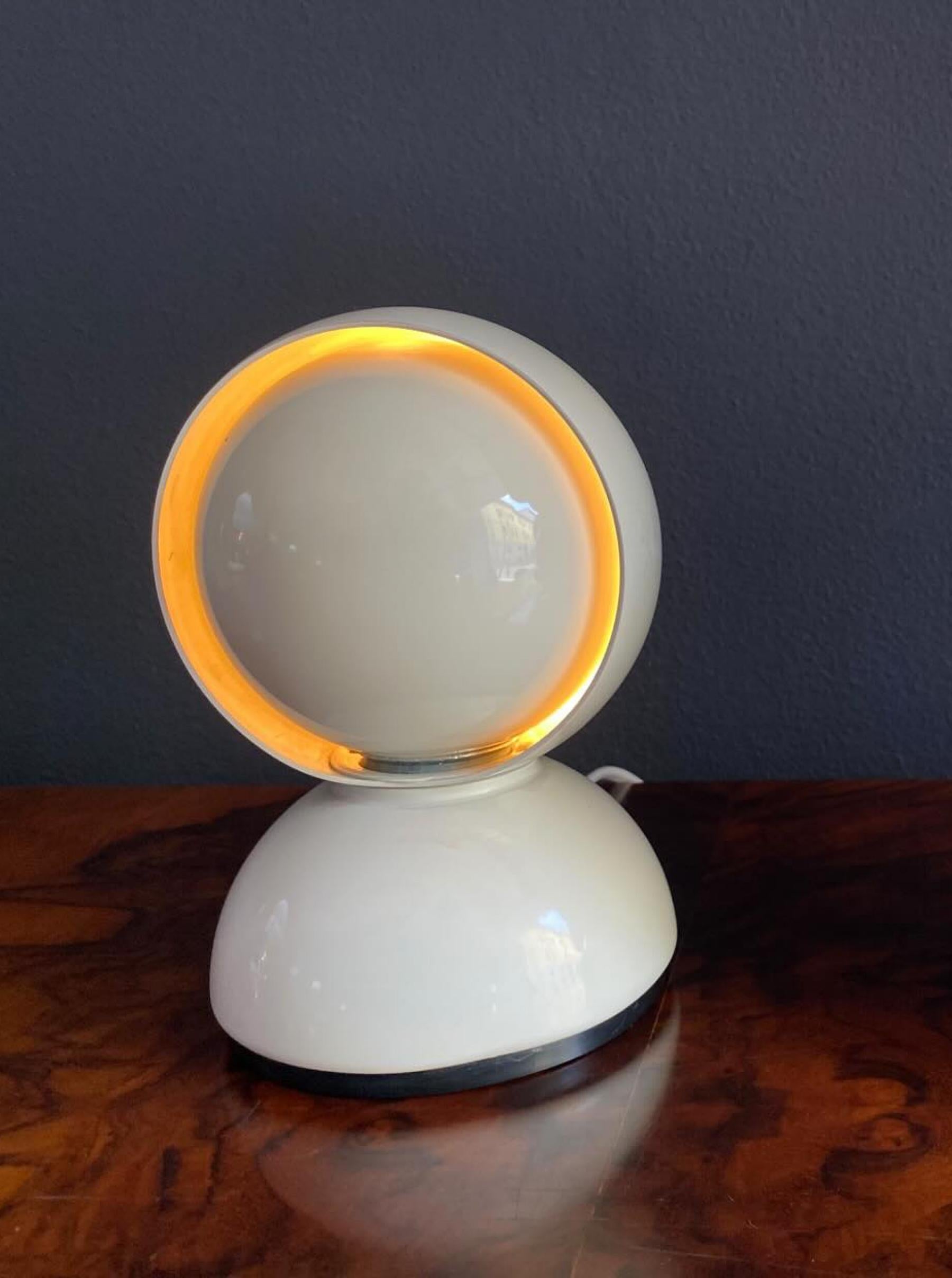 Vico Magistretti juego de dos lámparas Eclisse blancas primera edición para Artemide en venta 2