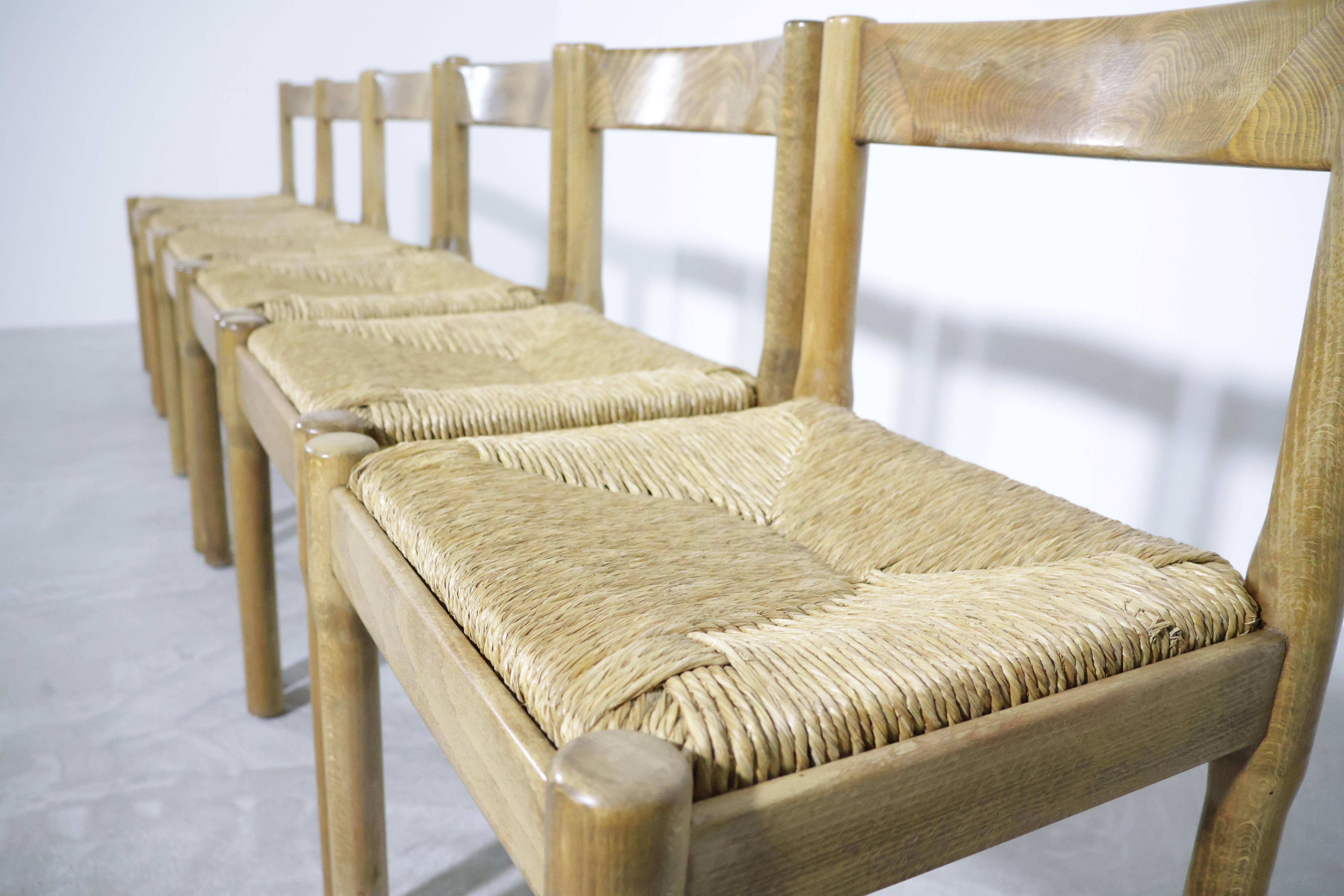 Vico Magistretti 'Carimate' dining chairs produced by Mario Luigi Comi 1960s For Sale 2