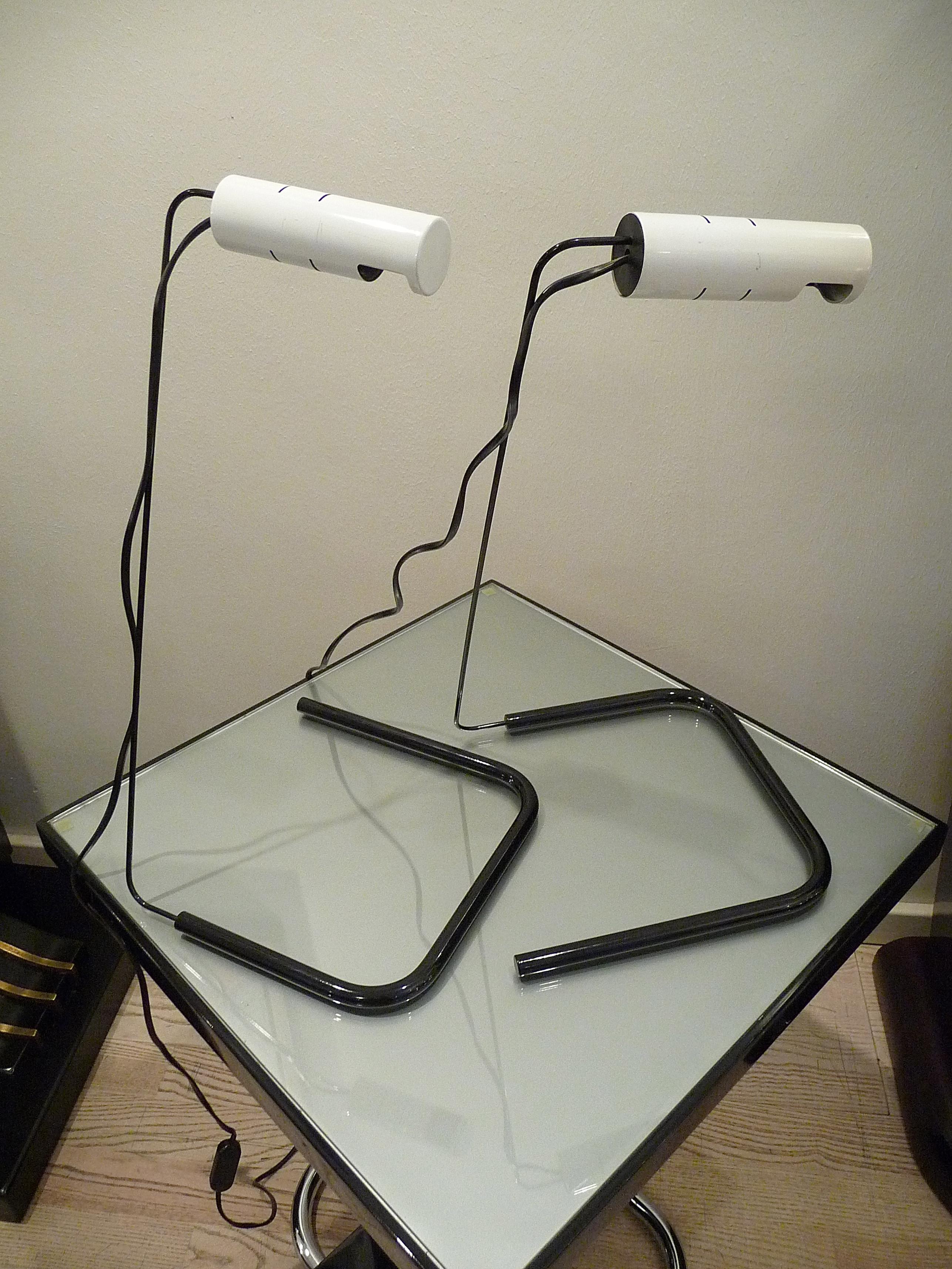 Rare lampe de bureau SLALOM, conçue par Vico Magistretti, fabriquée par O-Luce, Italie, 1981. Lampe réglable, l'abat-jour est orientable et ajustable en plusieurs positions grâce à la poignée en plastique noir. Deux articles disponibles, l'un porte