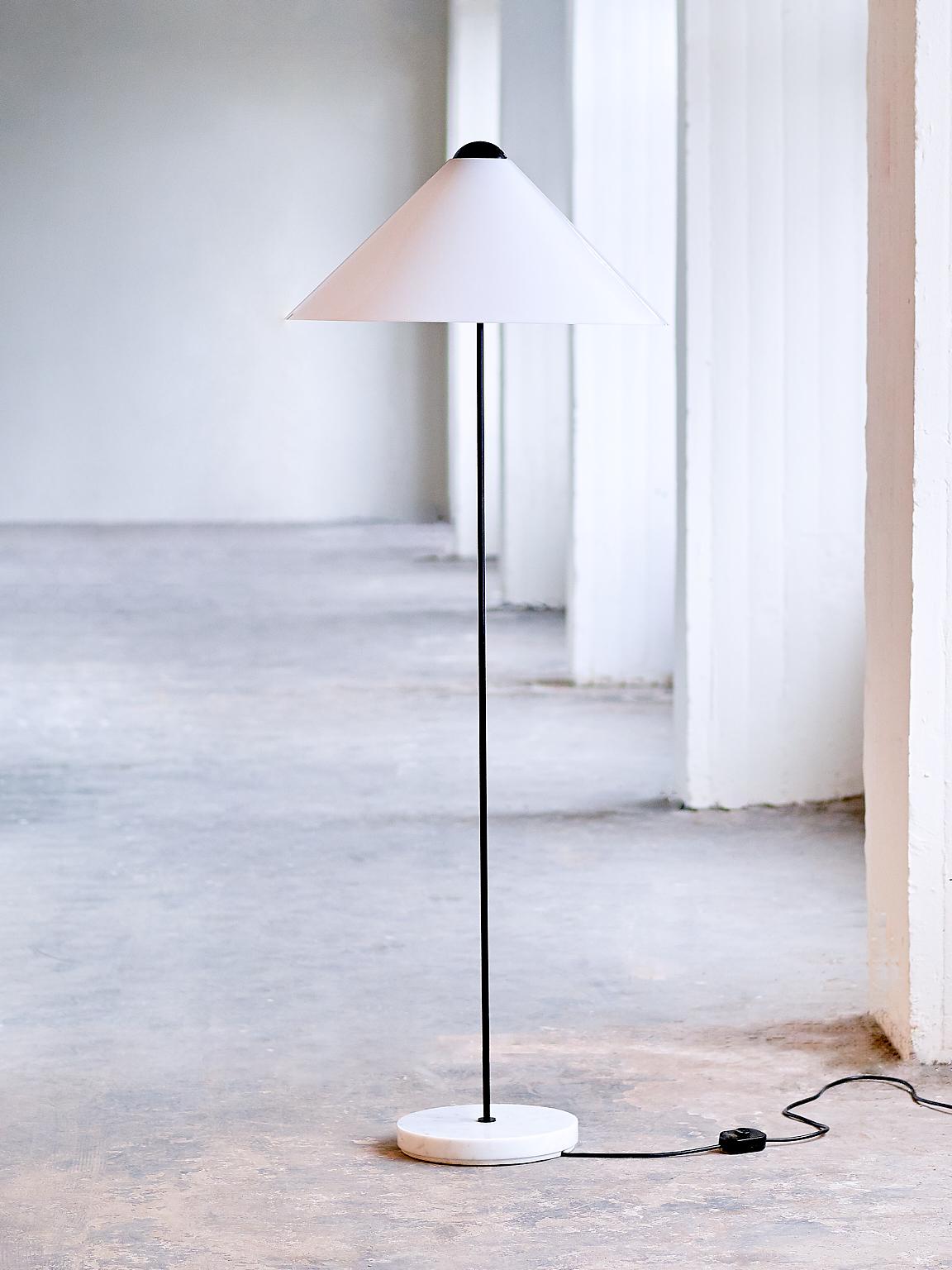This rare floor lamp was designed by the iconic Vico Magistretti in 1973 and produced by the manufacturer O-Luce in Italy. The floor lamp is from the ‘Snow’ series and was only in production for a short period. The lamp has a semi transparent white