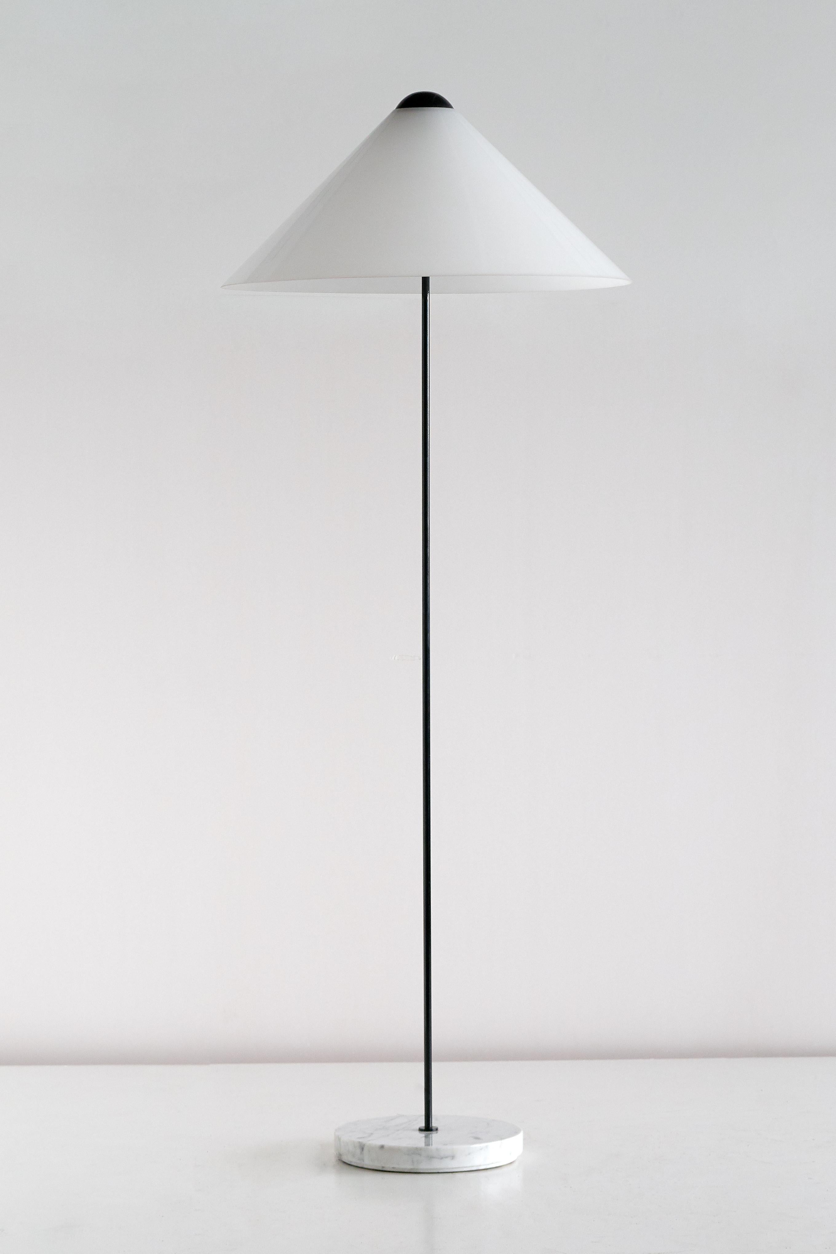 This rare floor lamp was designed by the iconic Vico Magistretti in 1973 and produced by the manufacturer O-Luce in Italy. The floor lamp is from the ‘Snow’ series and was only in production for a short period. The lamp has a translucent white